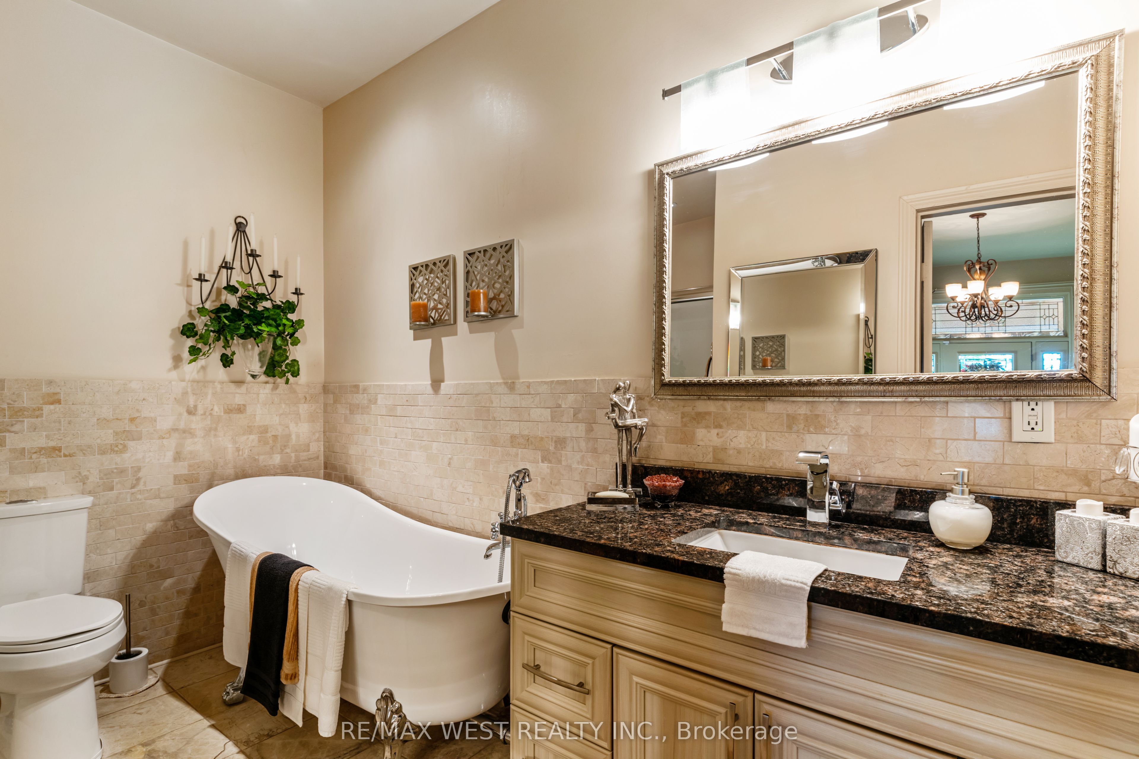 560 Peel Street Property Photo 6