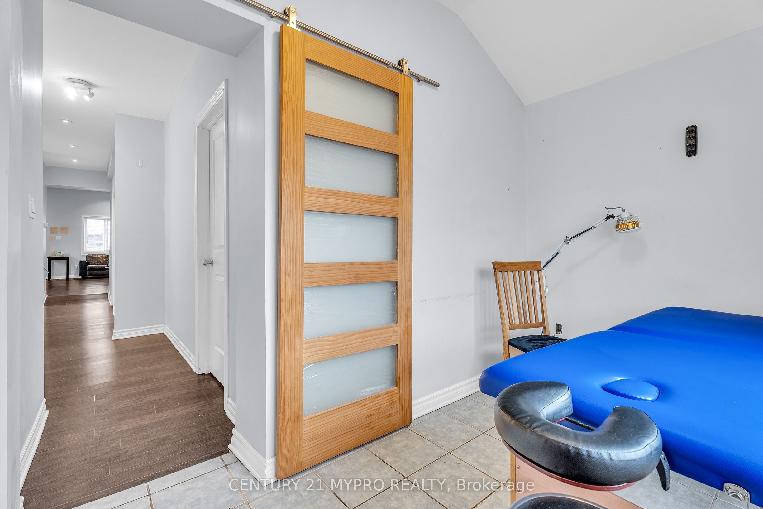724 Adelaide Street N Main Property Photo 15