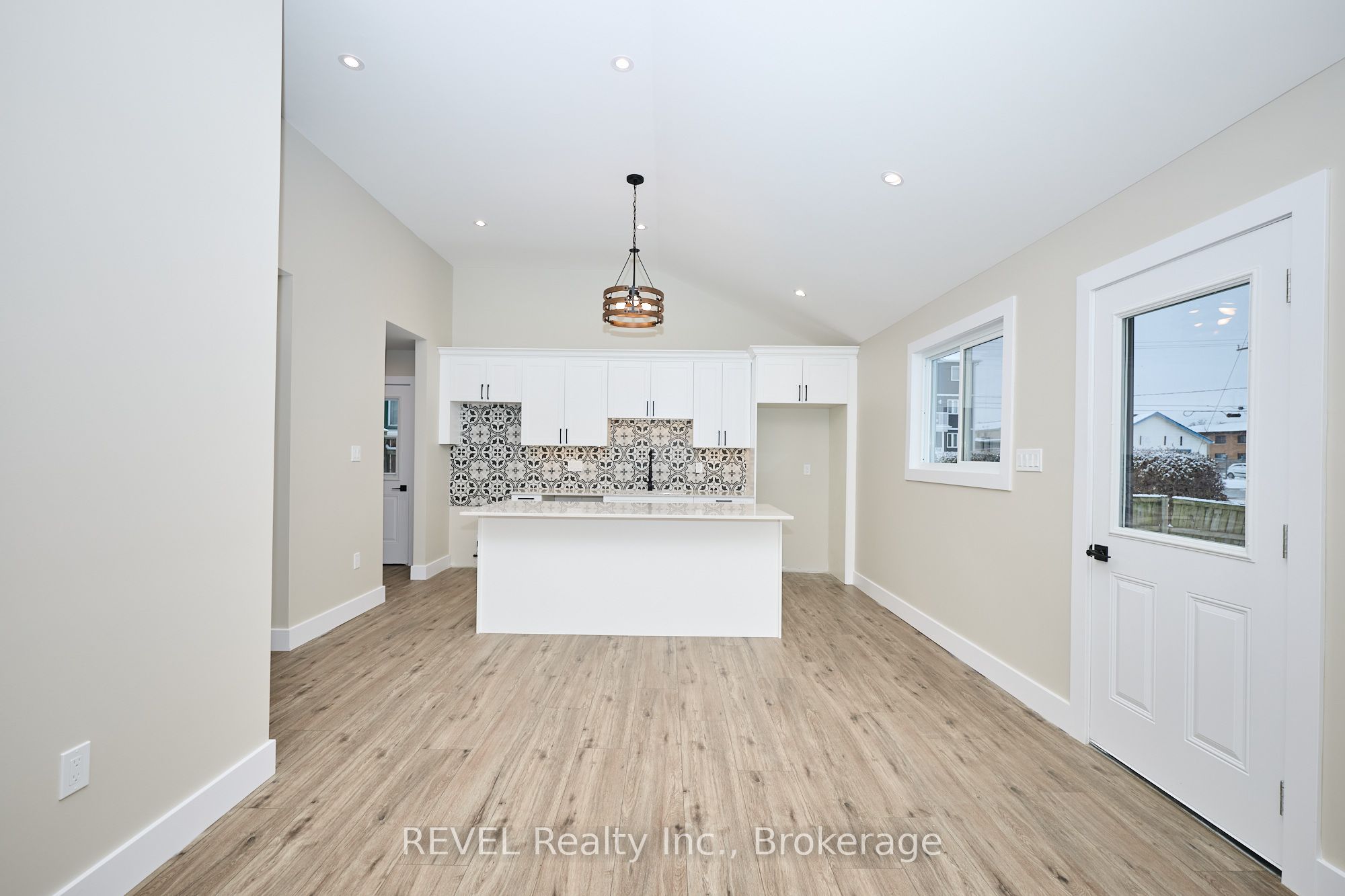 406 Hennepin Avenue Property Photo 6