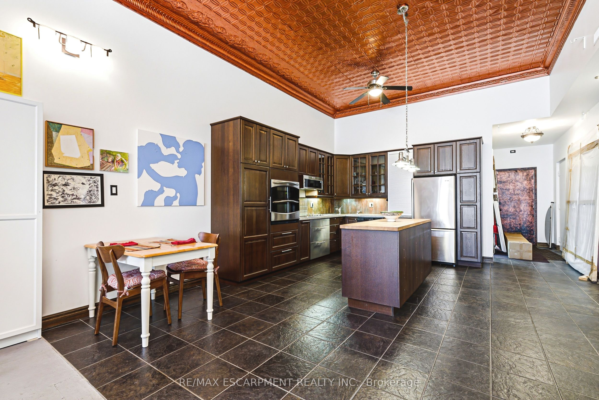 593-595 King Street E Property Photo 8