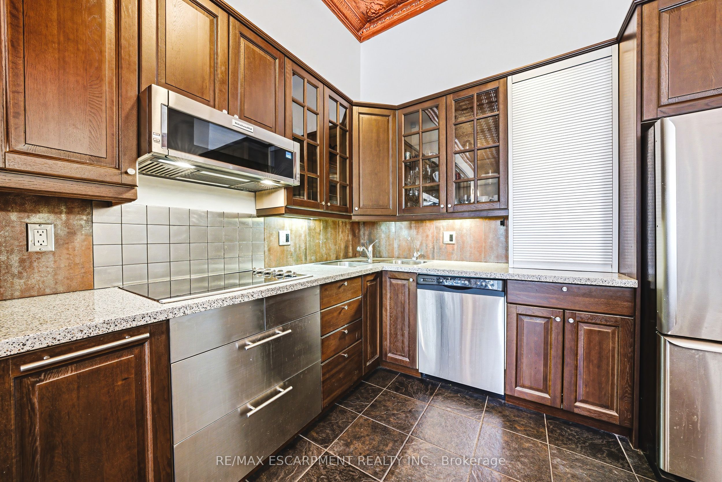 593-595 King Street E Property Photo 12