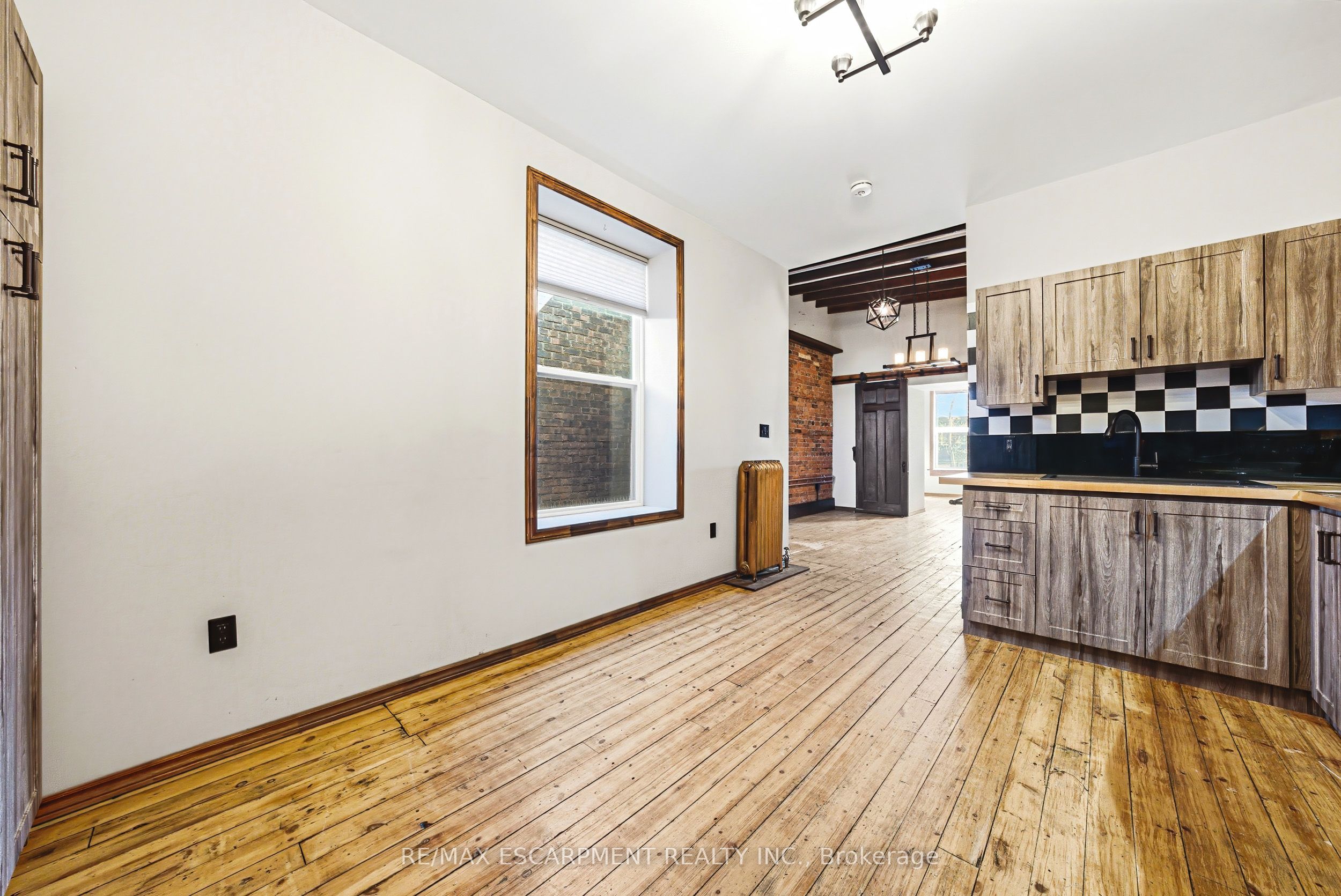 593-595 King Street E Property Photo 33