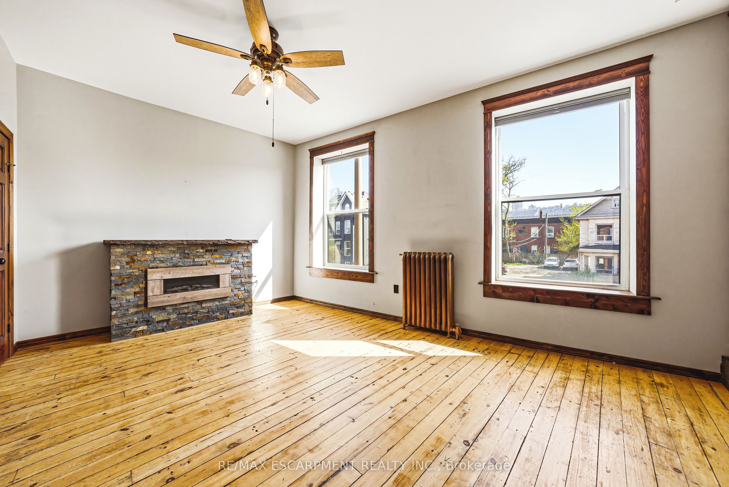 593-595 King Street E Property Photo 36
