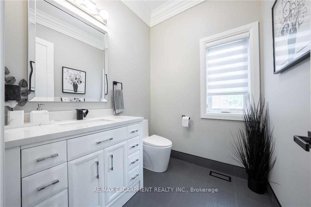 8378 Chippewa Road E Property Photo 12