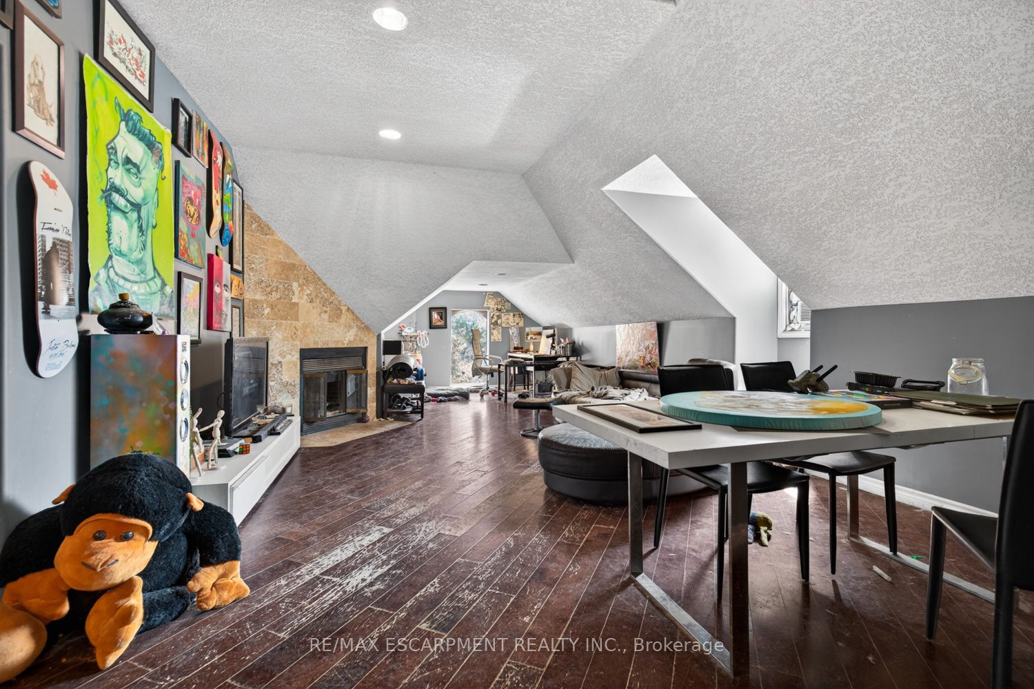 38 Hess Street S Property Photo 15