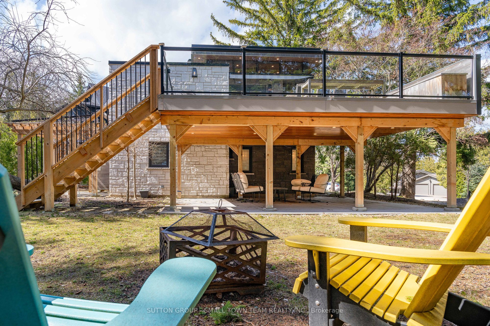 114 Lakeshore Road W Property Photo 1