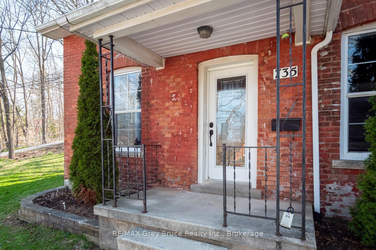 735 5th Avenue E Property Photo 2