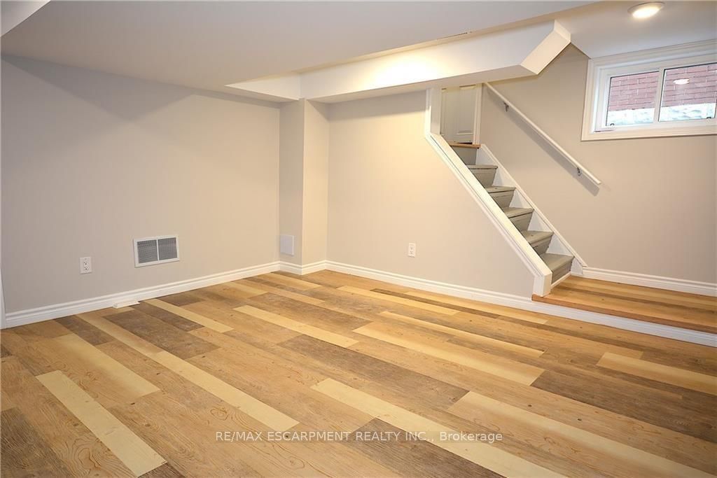 144 Ottawa Street S Property Photo 24