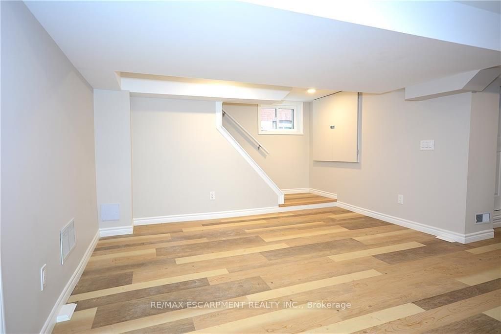 144 Ottawa Street S Property Photo 26