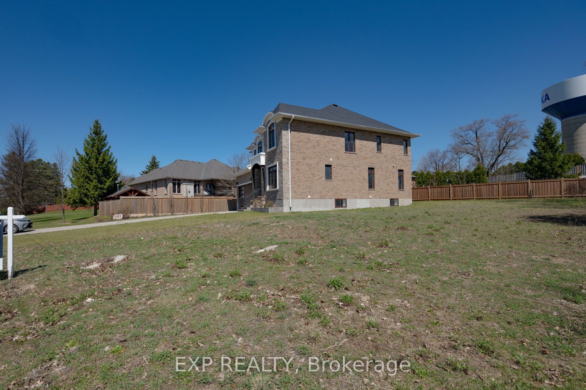 187 Queen Street Property Photo 6