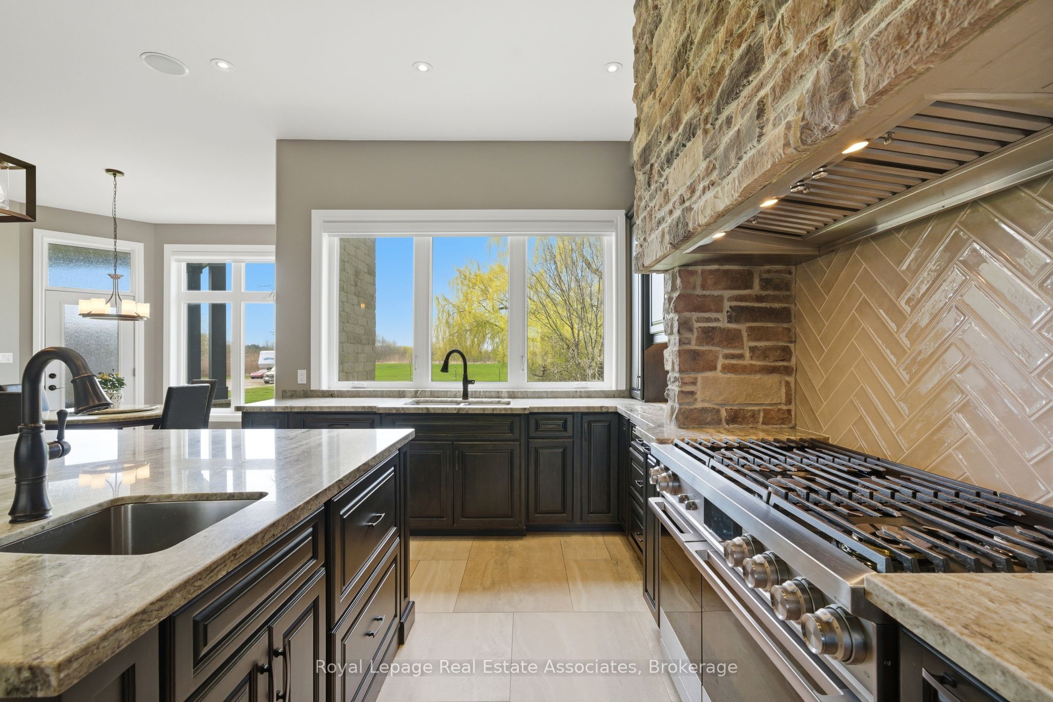 43 Third Road E Property Photo 9
