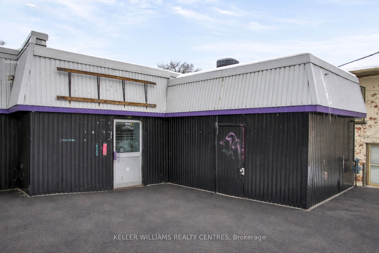384 Queen Street Property Photo 2