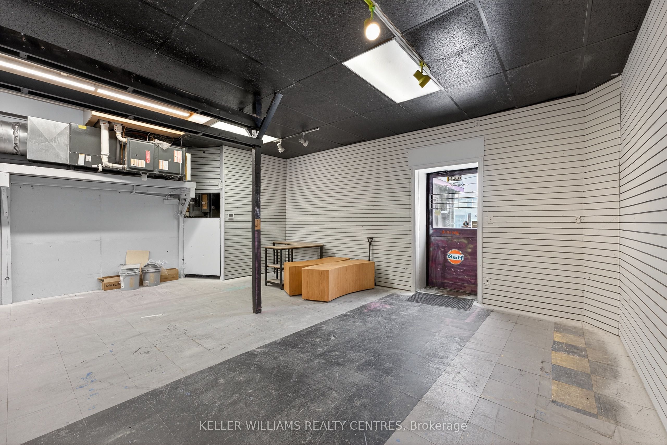 384 Queen Street Property Photo 3