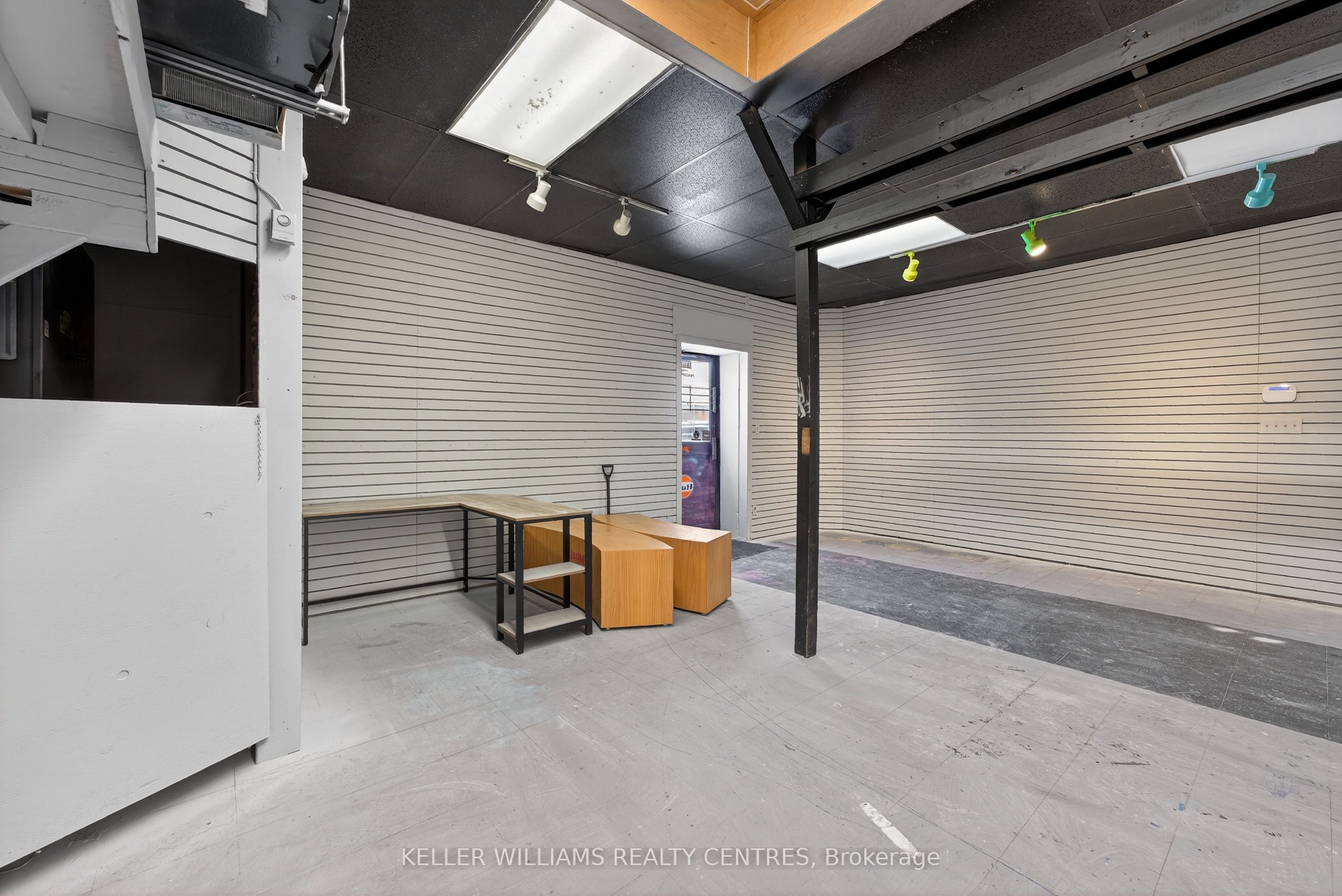 384 Queen Street Property Photo 5