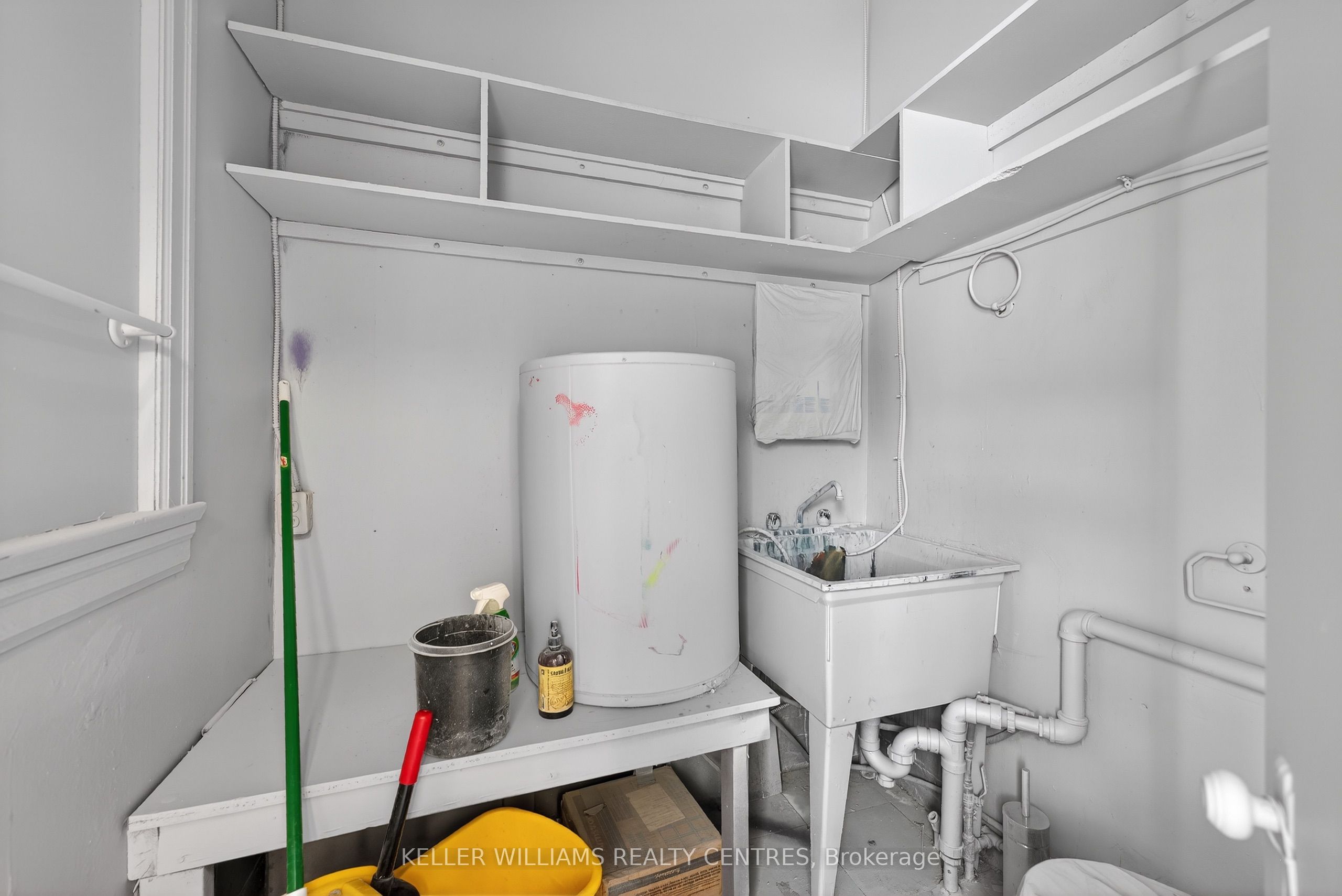 384 Queen Street Property Photo 16