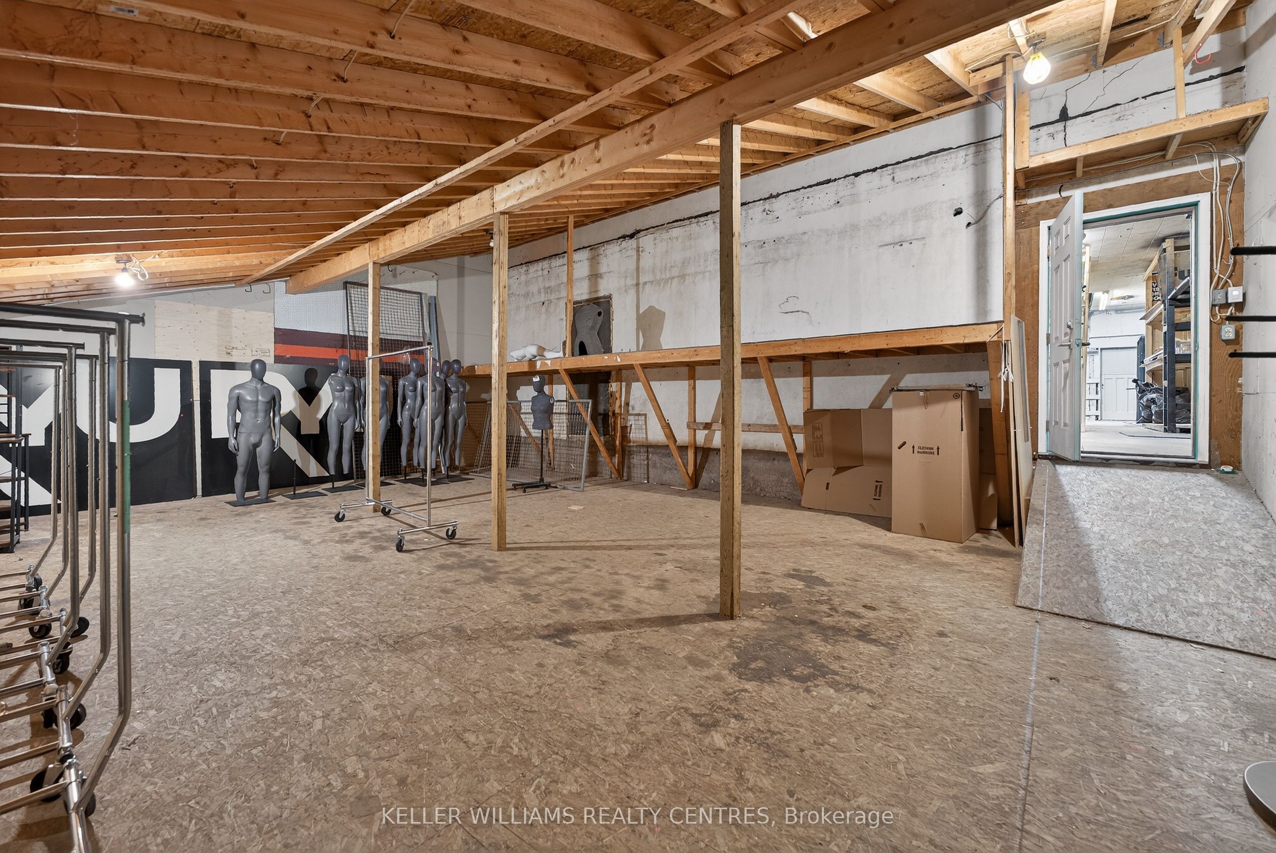 384 Queen Street Property Photo 23