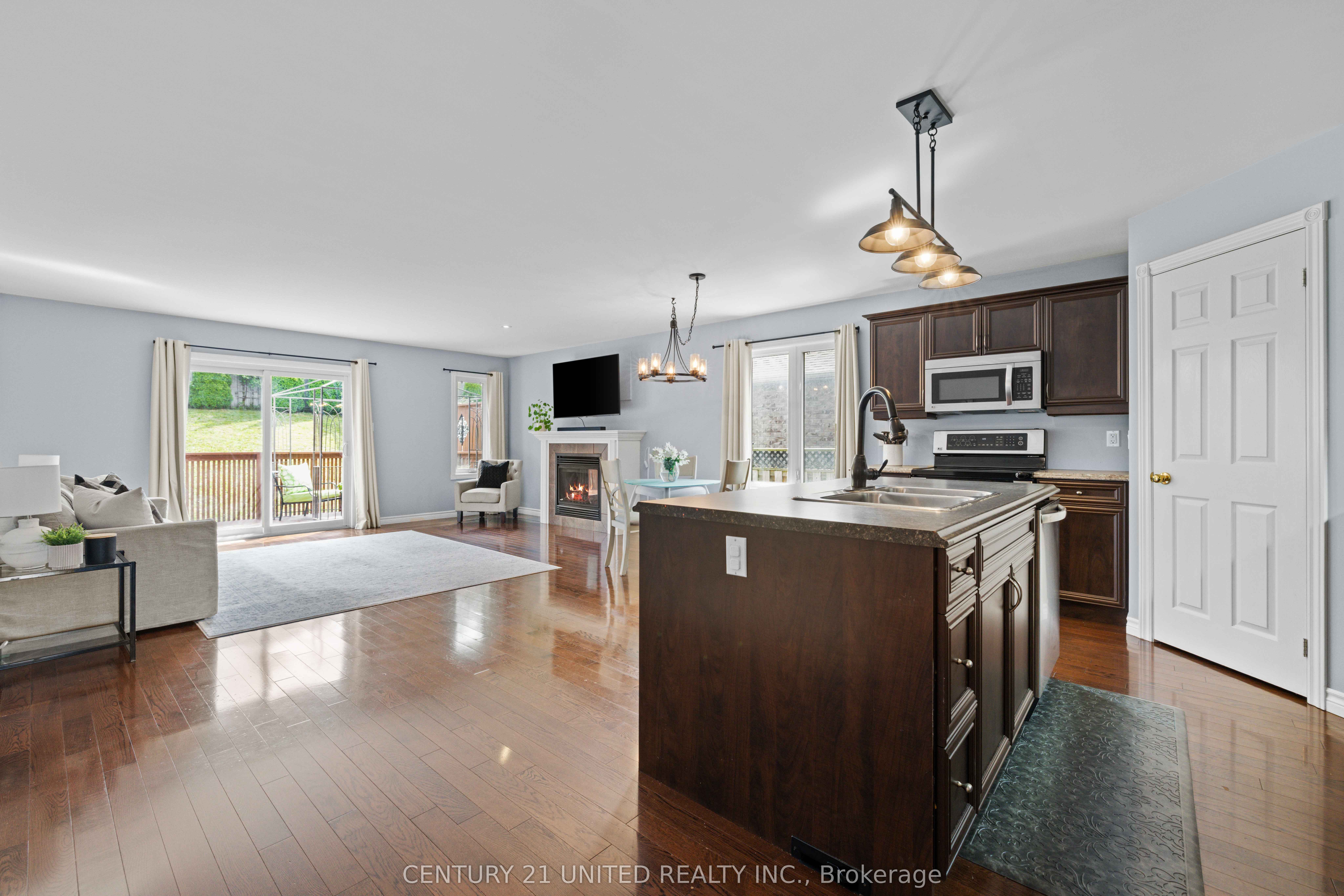 385 Bianco Crescent Property Photo 2