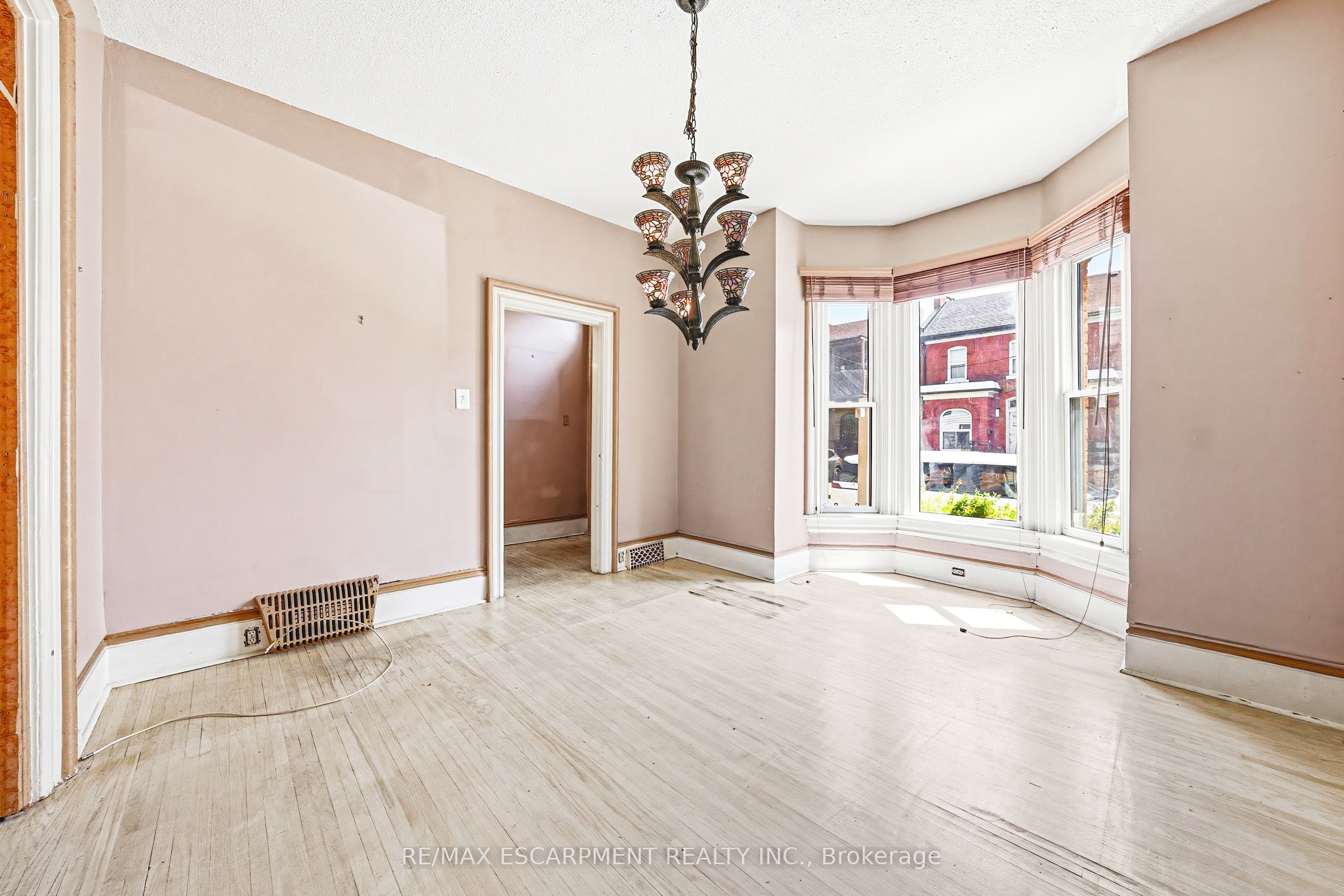 116 Catharine Street S Property Photo 6