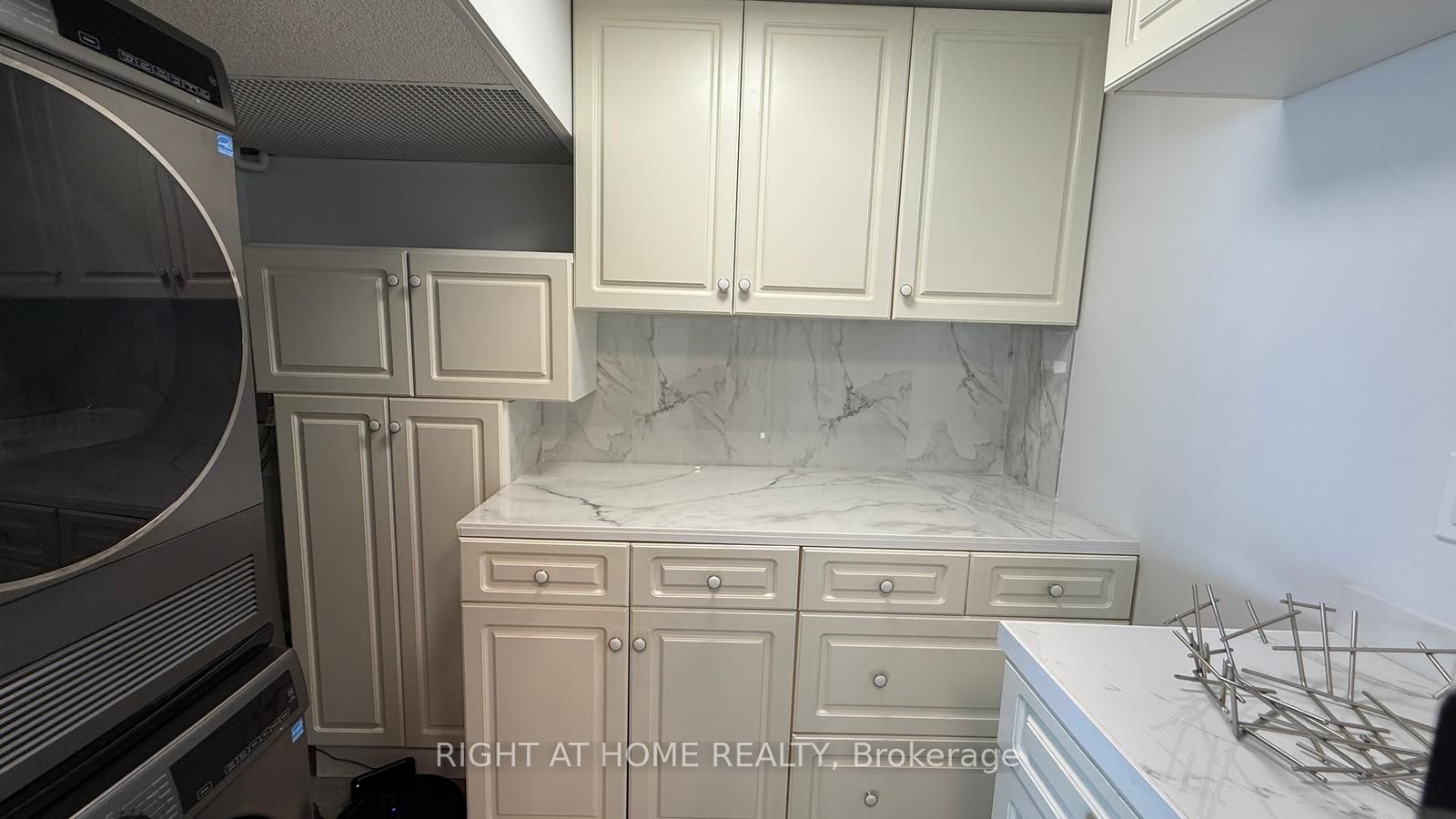 185 Ontario Street 1301 Property Photo 22