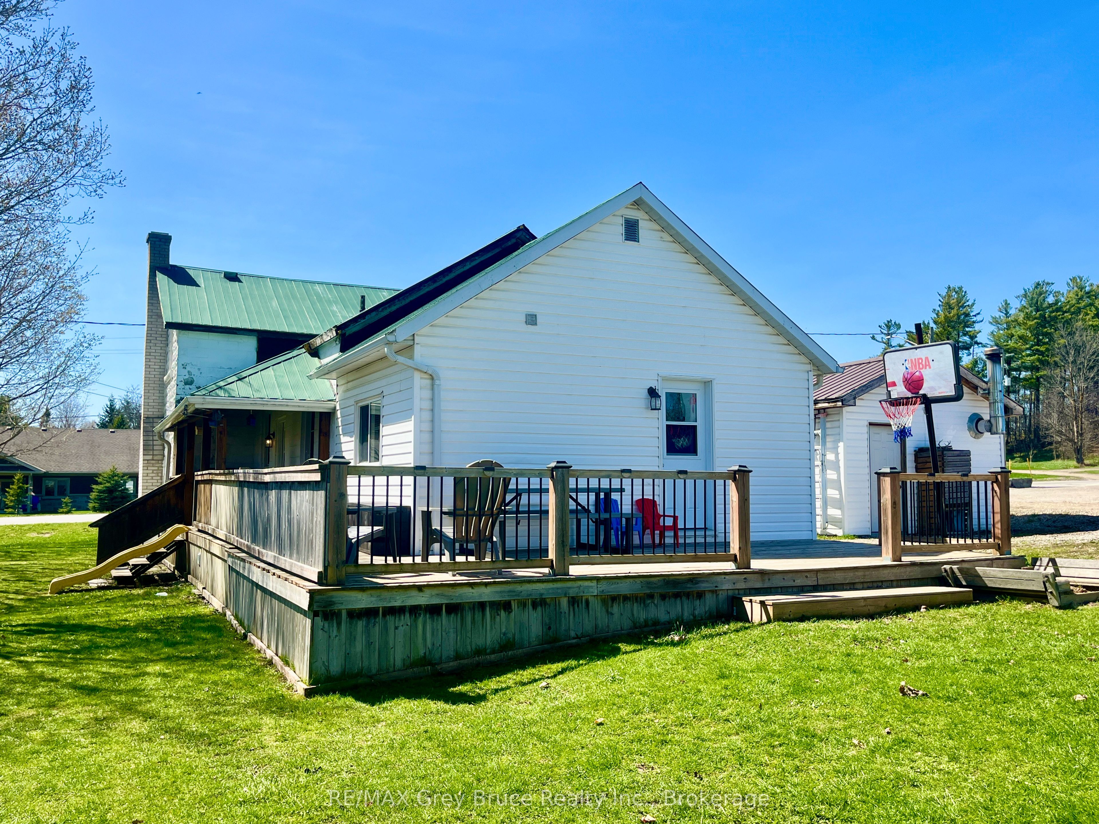 141 Yonge Street N Property Photo 1