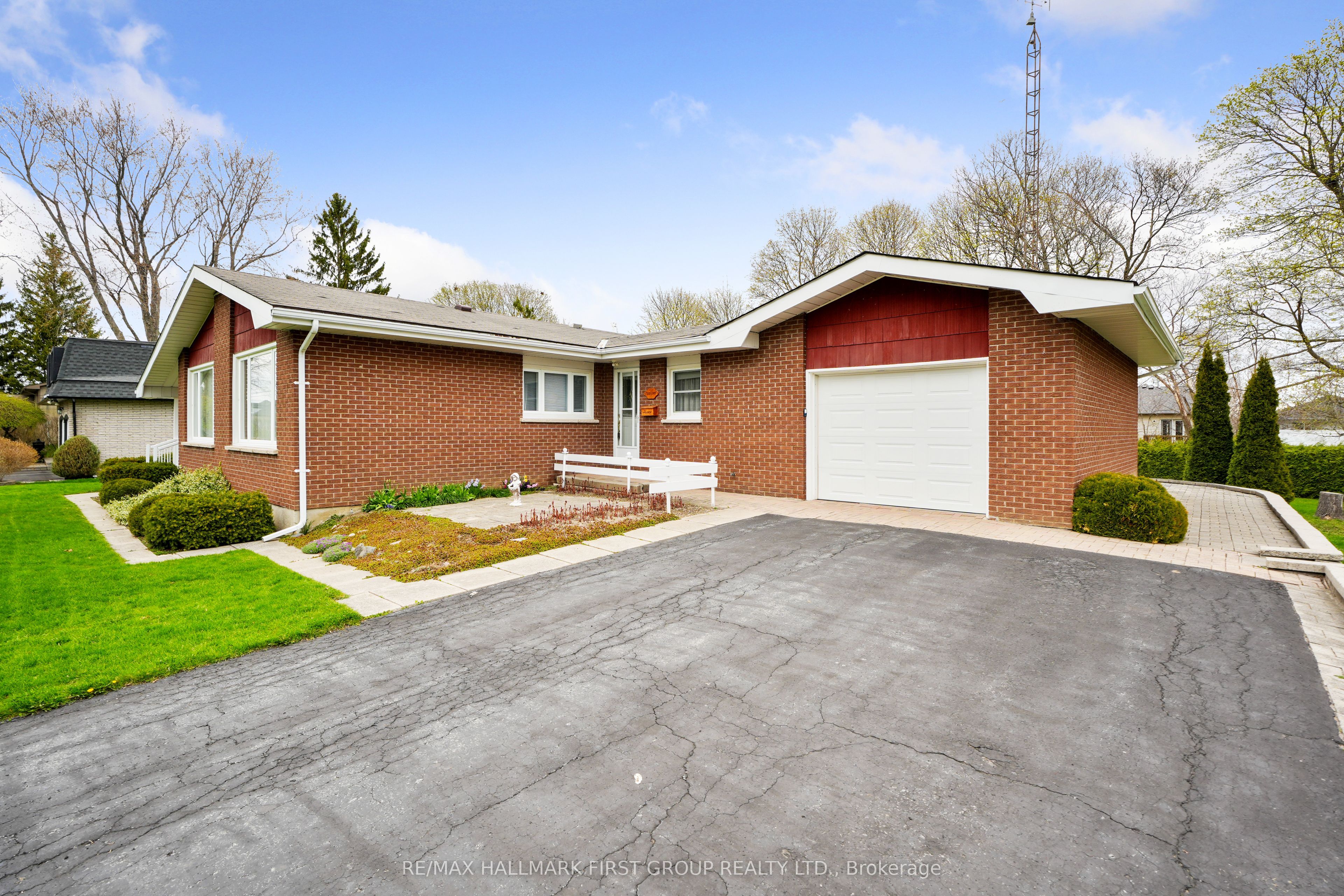 12 Maplewood Boulevard Property Photo 3