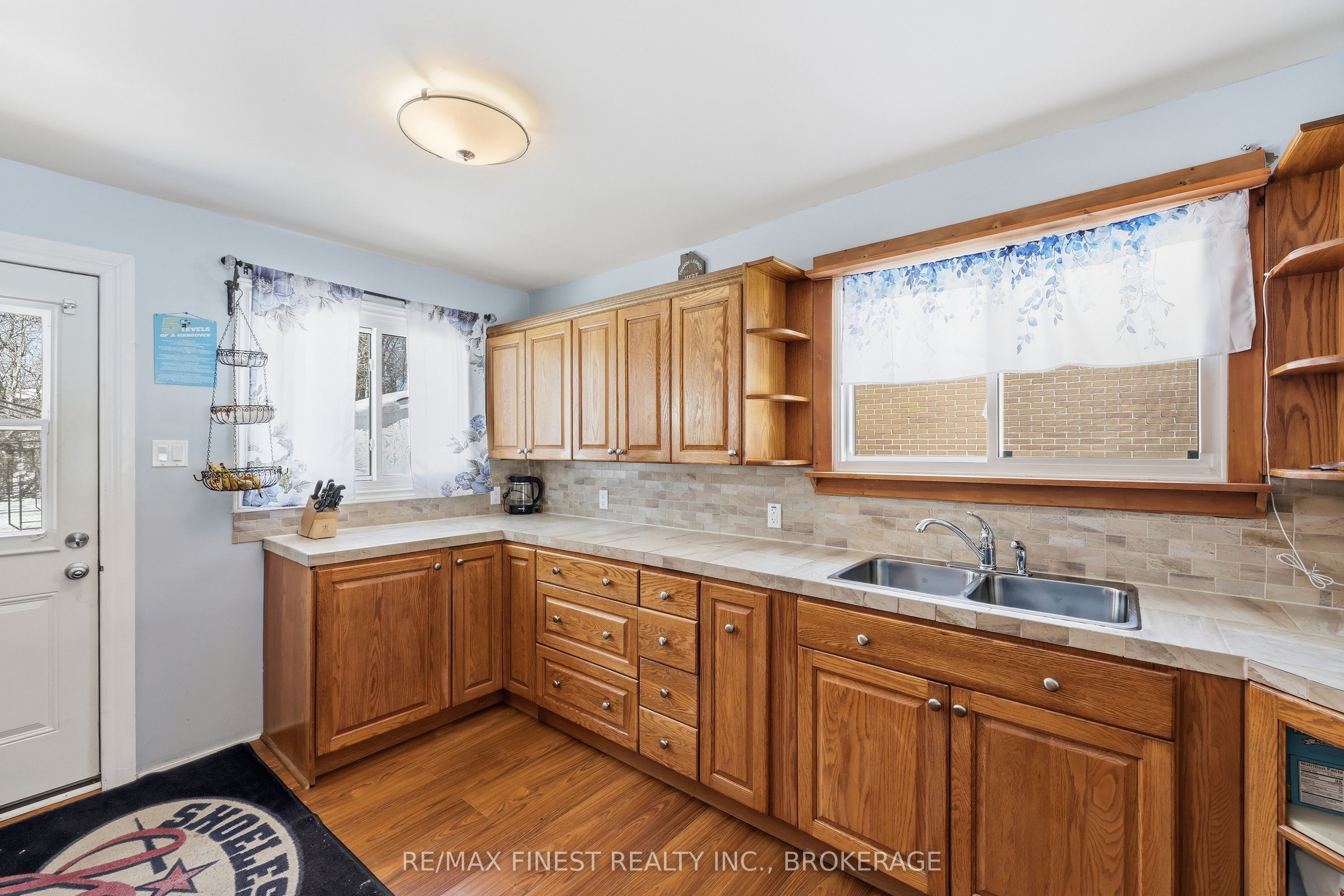 676 Laurier Boulevard Property Photo 9