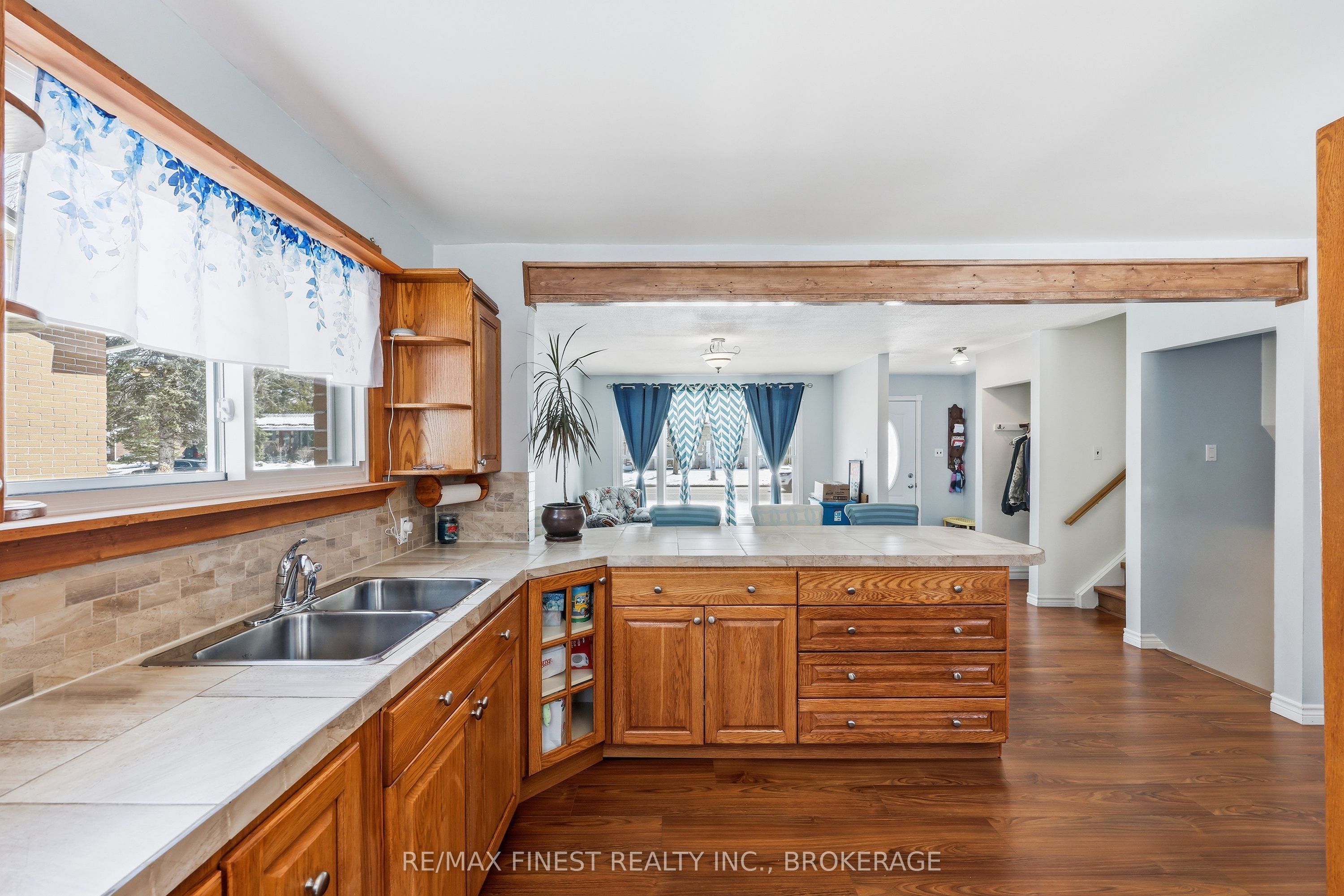 676 Laurier Boulevard Property Photo 10