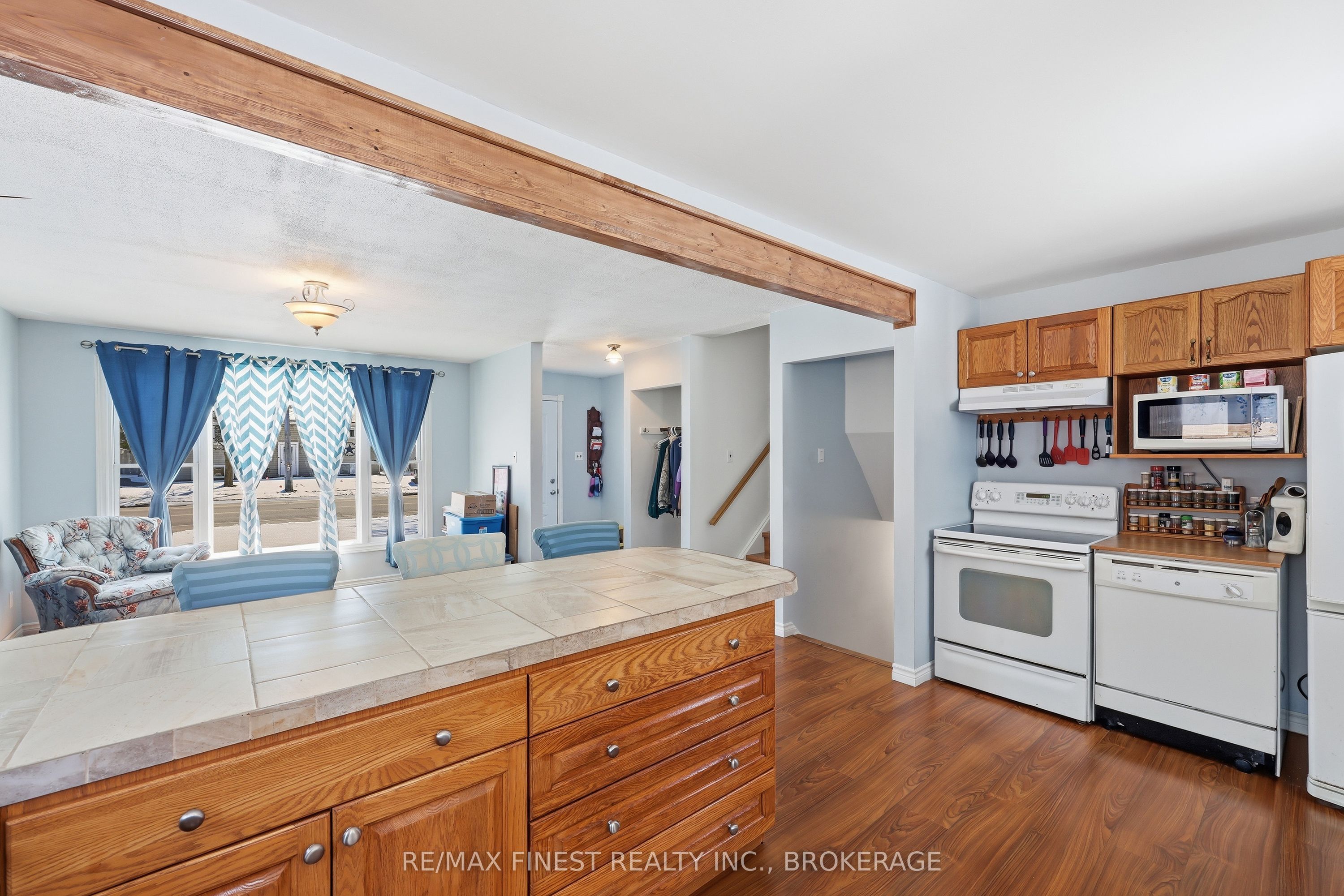 676 Laurier Boulevard Property Photo 11