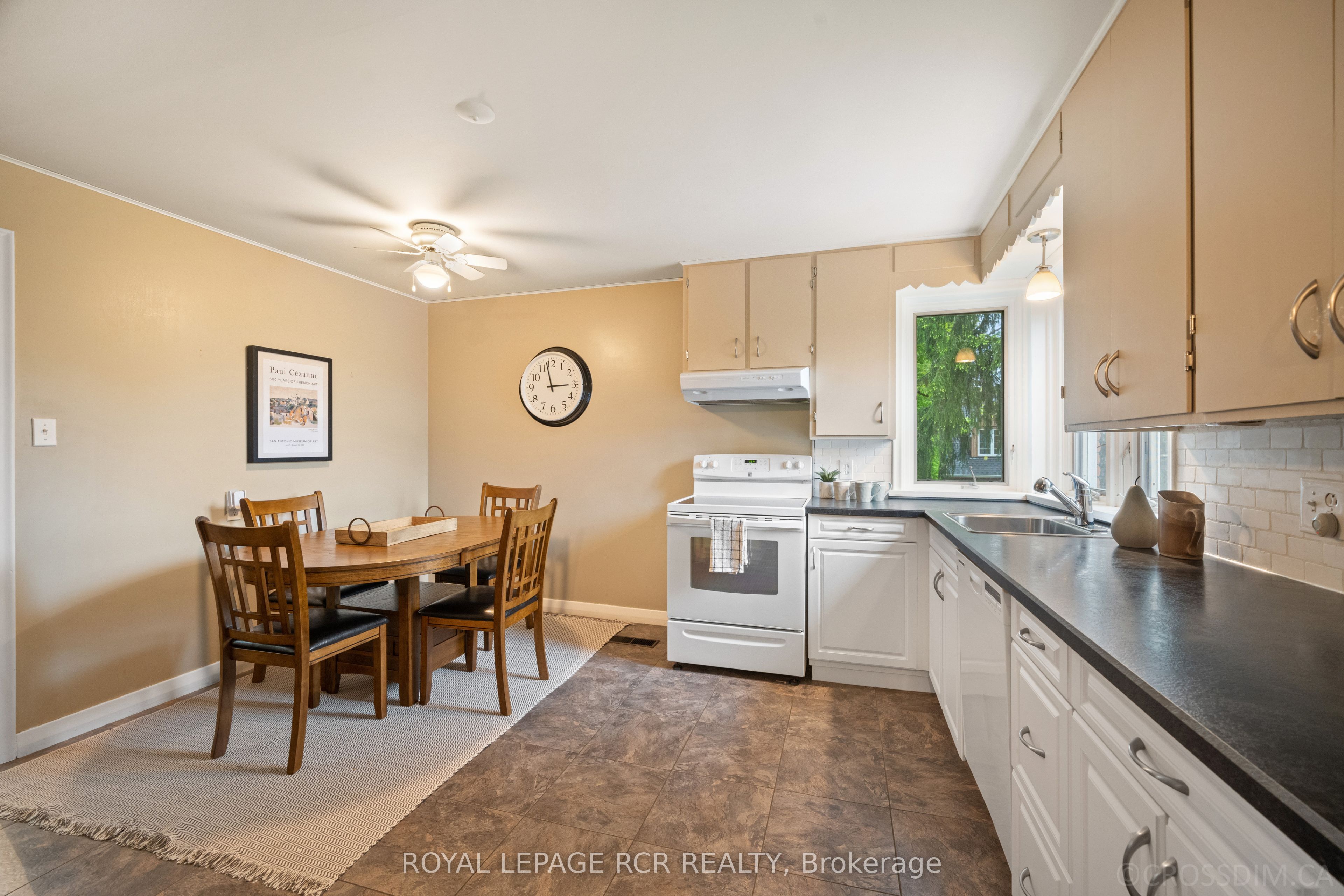 836081 4th Line E Property Photo 8