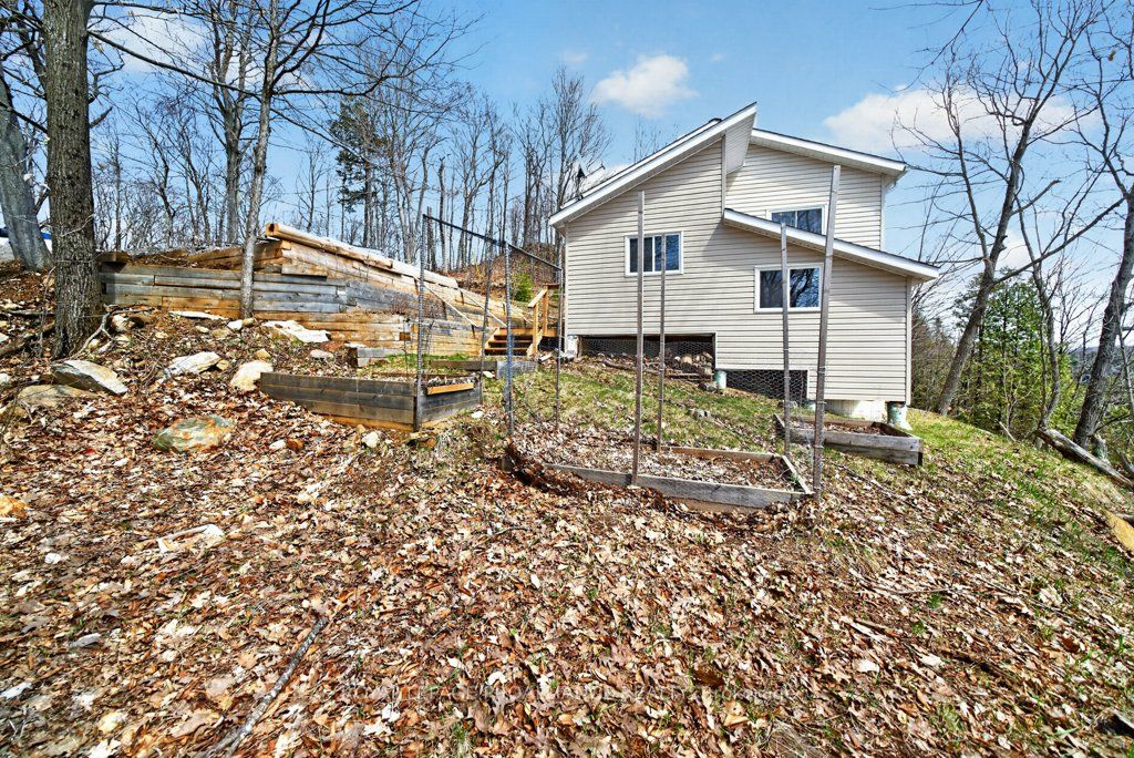 1076 Valley Lane Property Photo 7