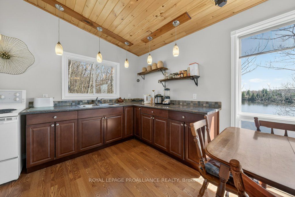 1076 Valley Lane Property Photo 16