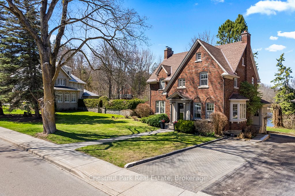 190 4th Street W Property Photo 1