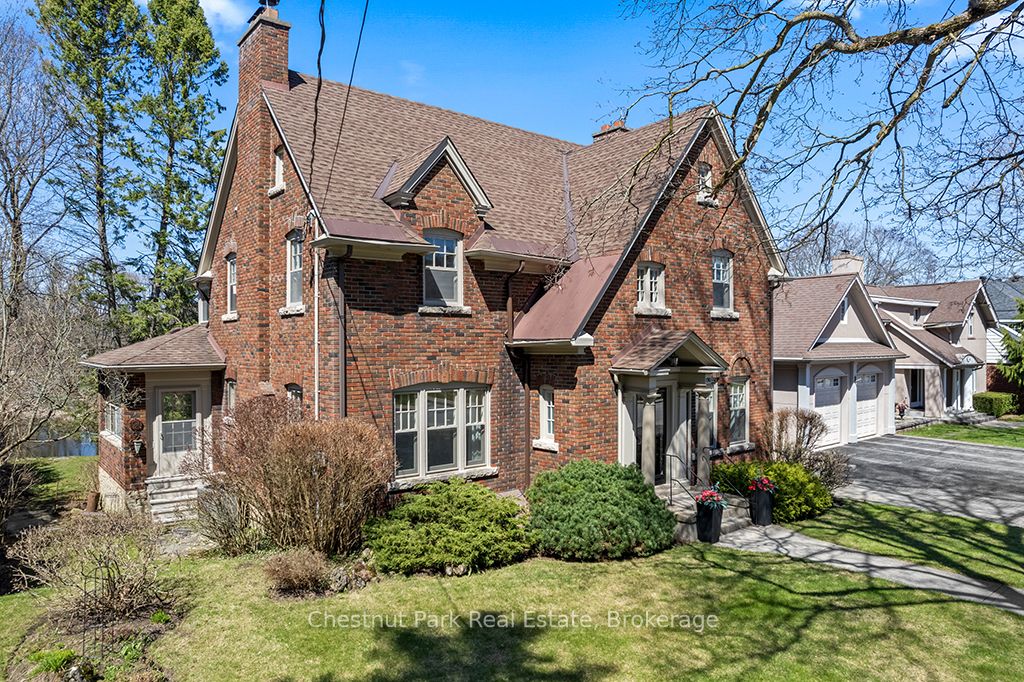 190 4th Street W Property Photo 1