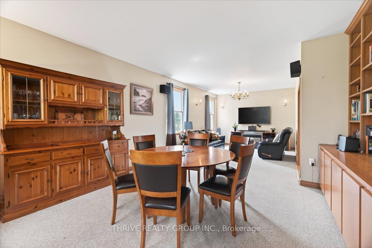 24992 Crinan Line Property Photo 11