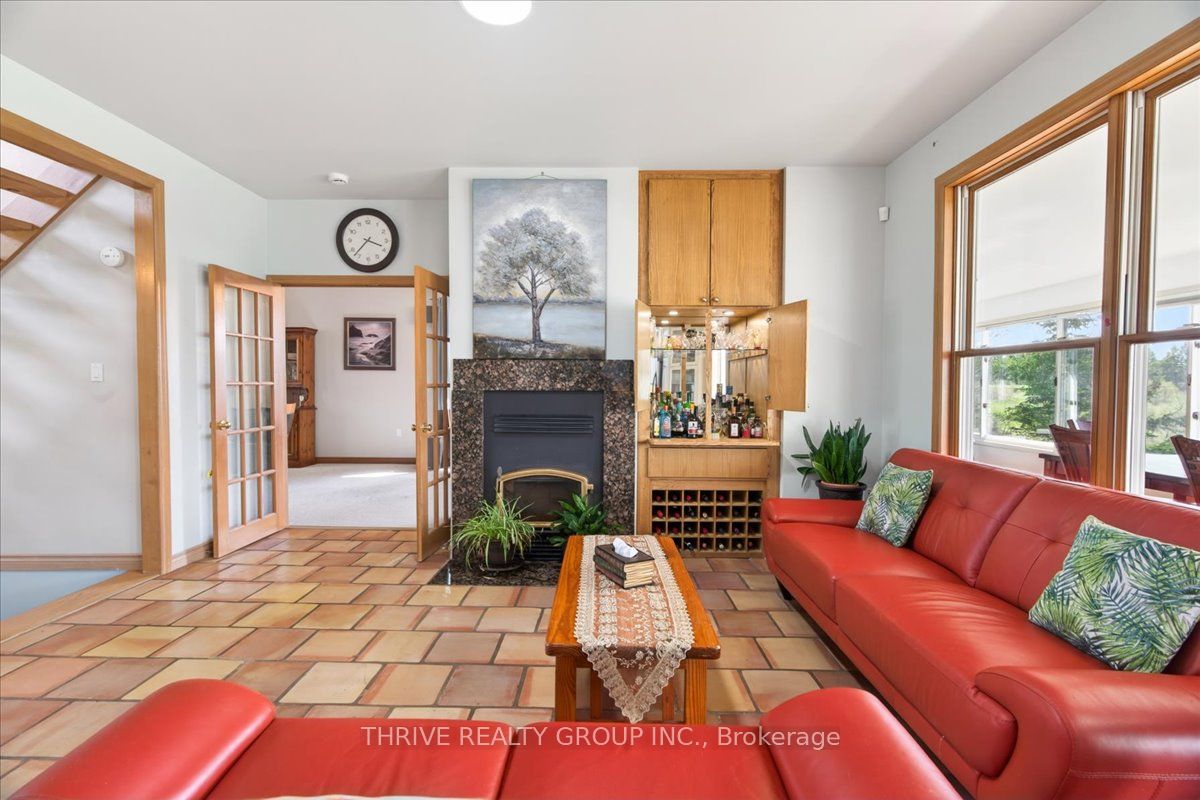 24992 Crinan Line Property Photo 15