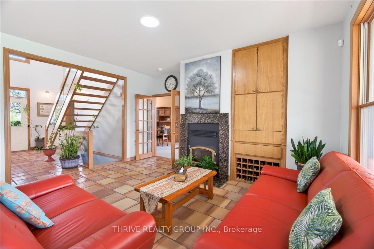 24992 Crinan Line Property Photo 16