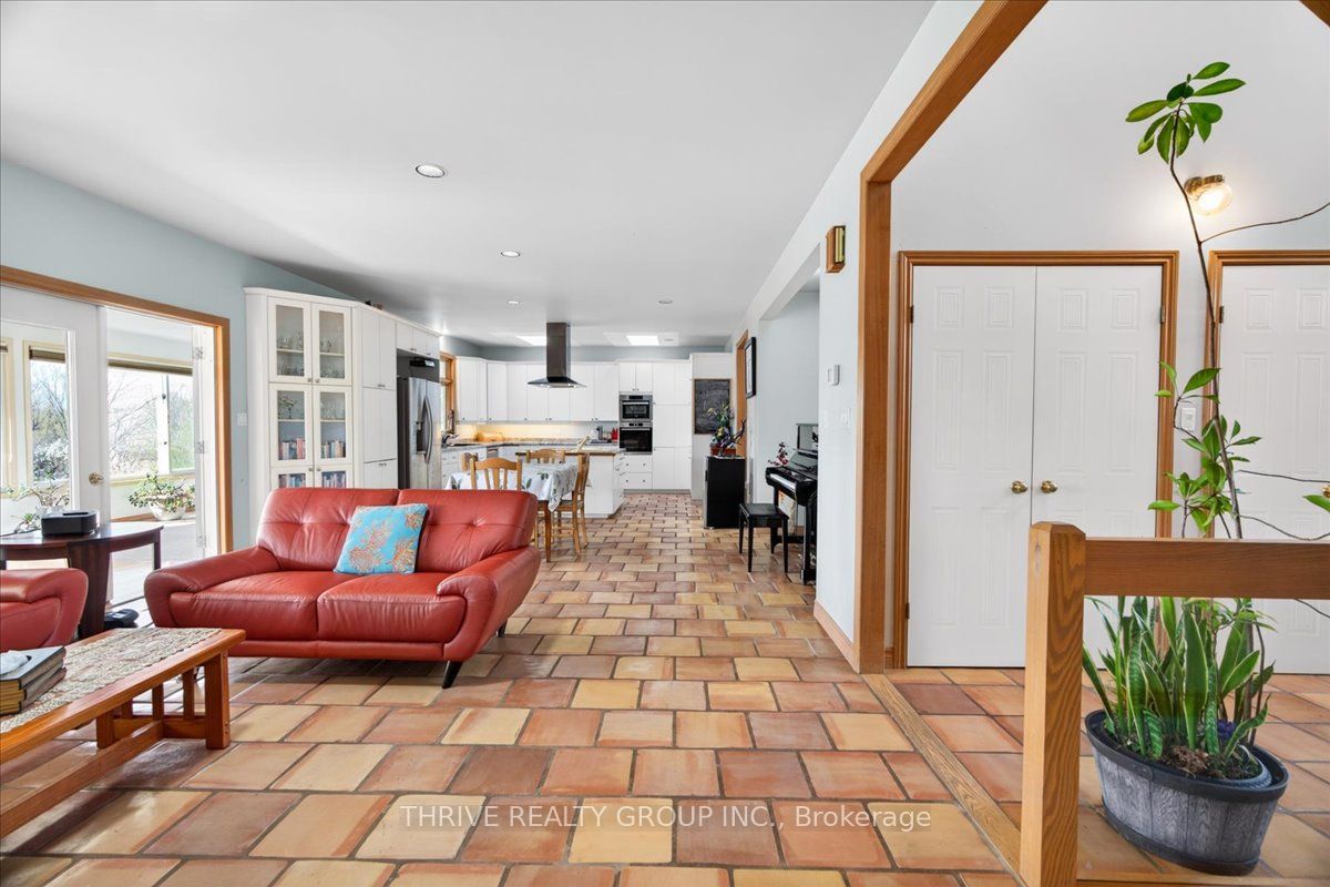 24992 Crinan Line Property Photo 17