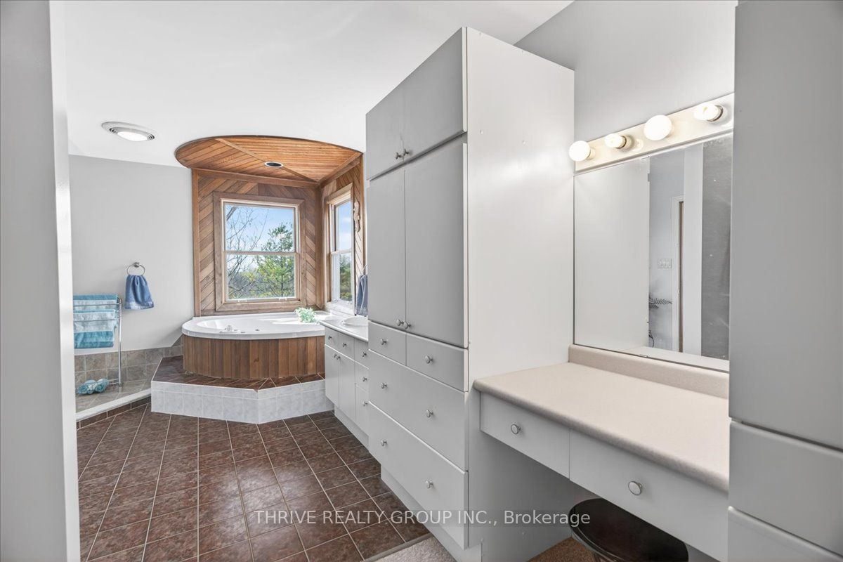 24992 Crinan Line Property Photo 35