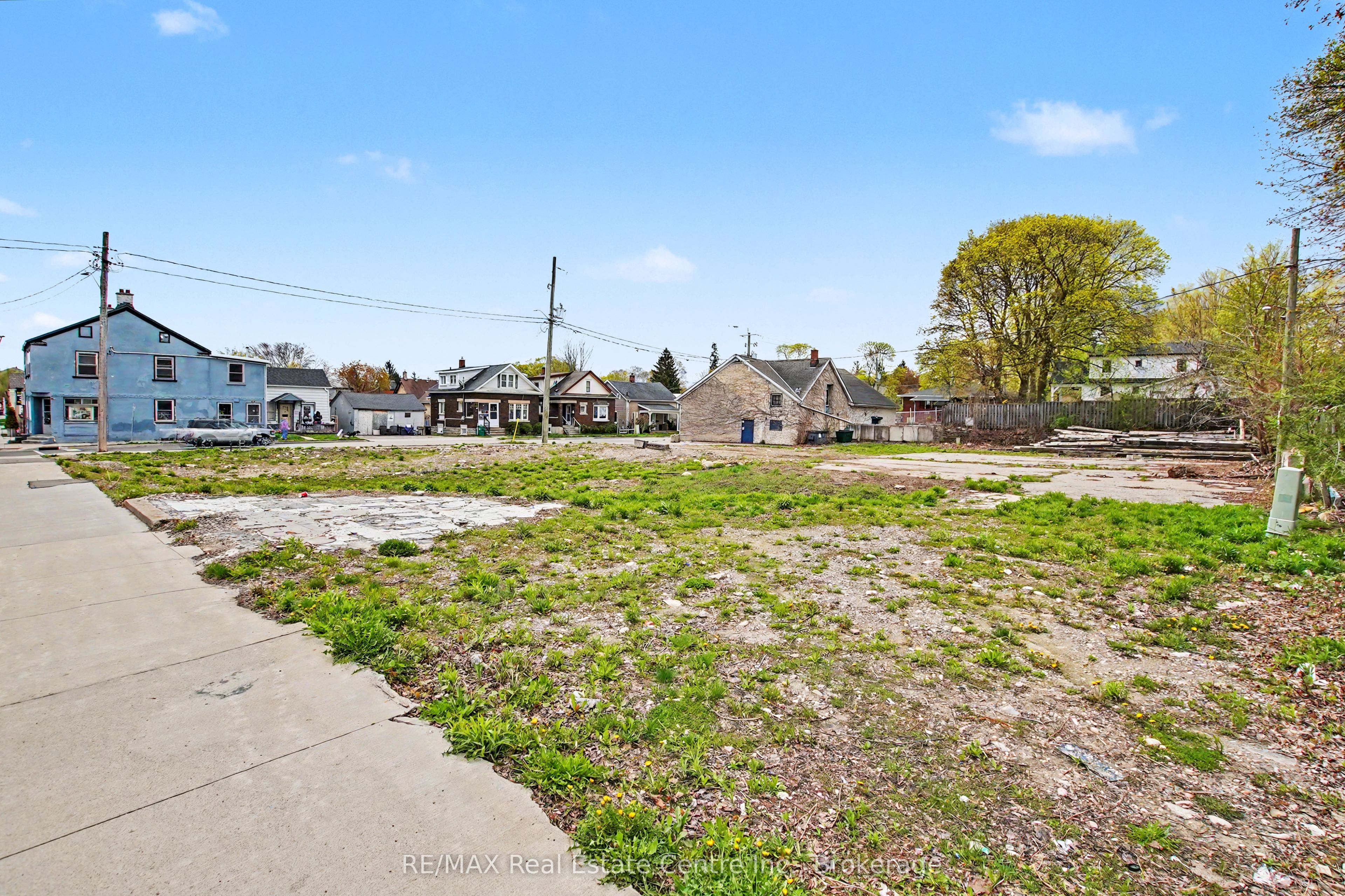 868 King Street E Property Photo 6