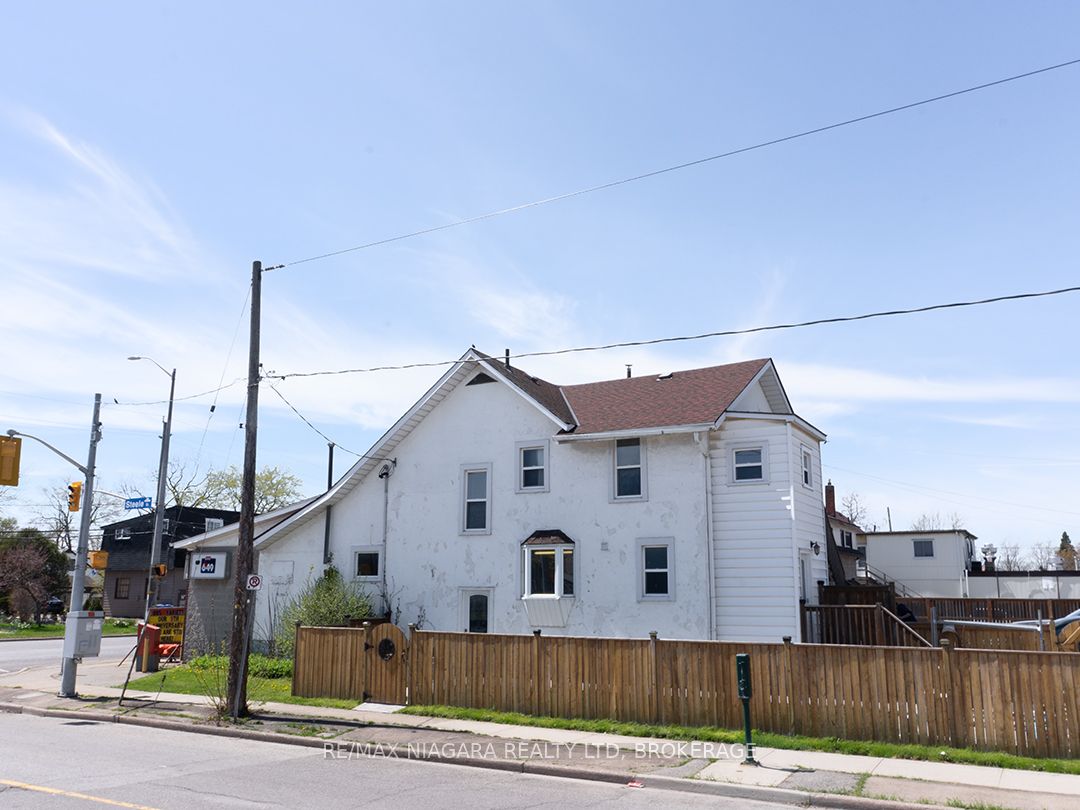 481 Main Street W Property Photo 6