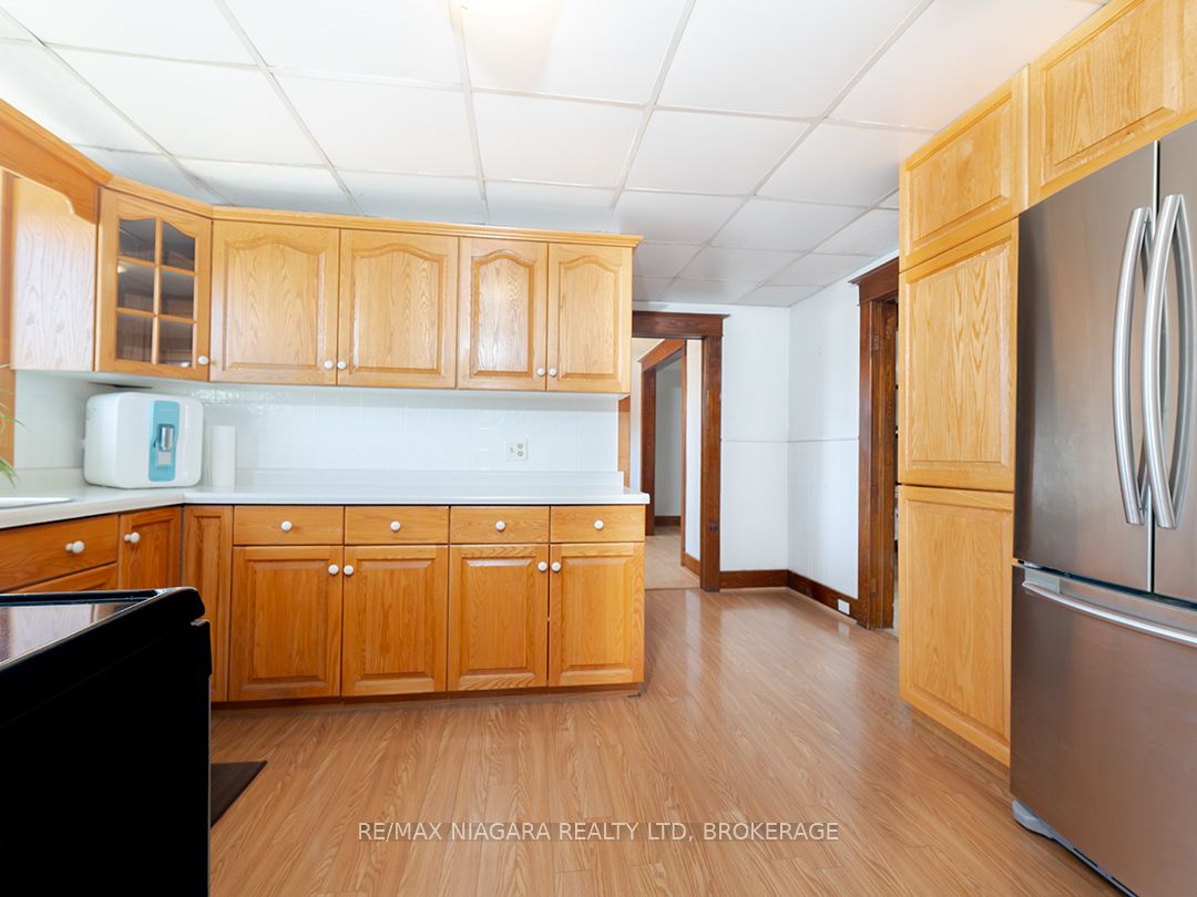 481 Main Street W Property Photo 21