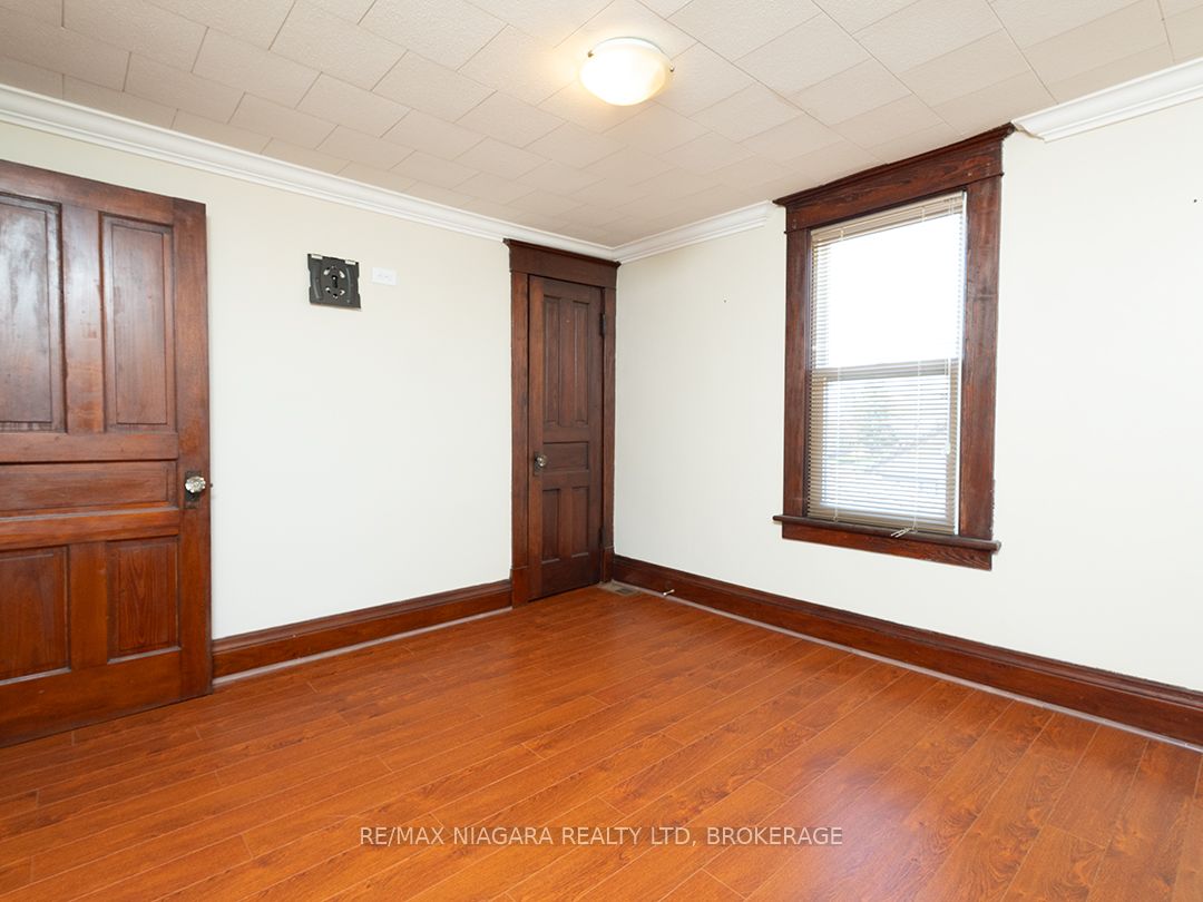 481 Main Street W Property Photo 26
