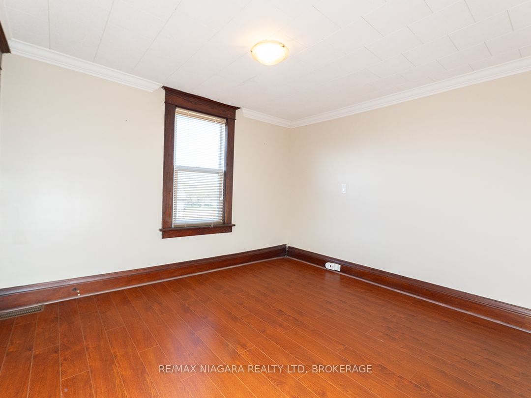481 Main Street W Property Photo 27