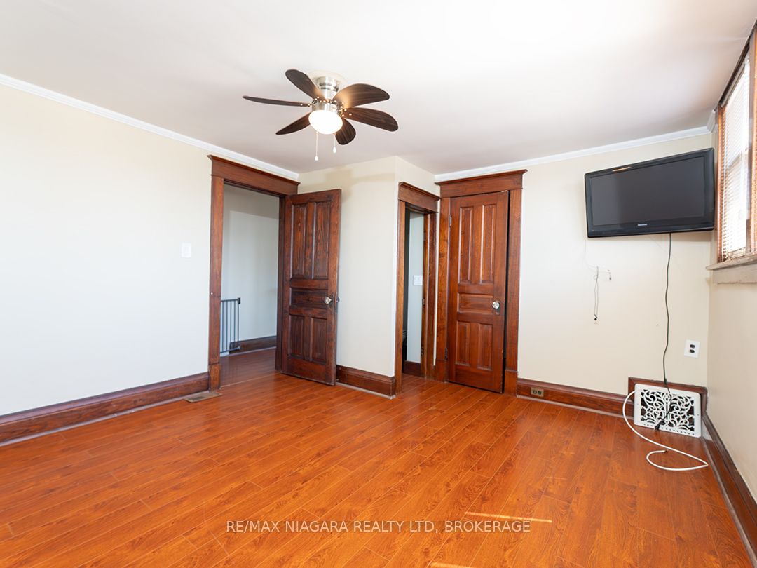 481 Main Street W Property Photo 28