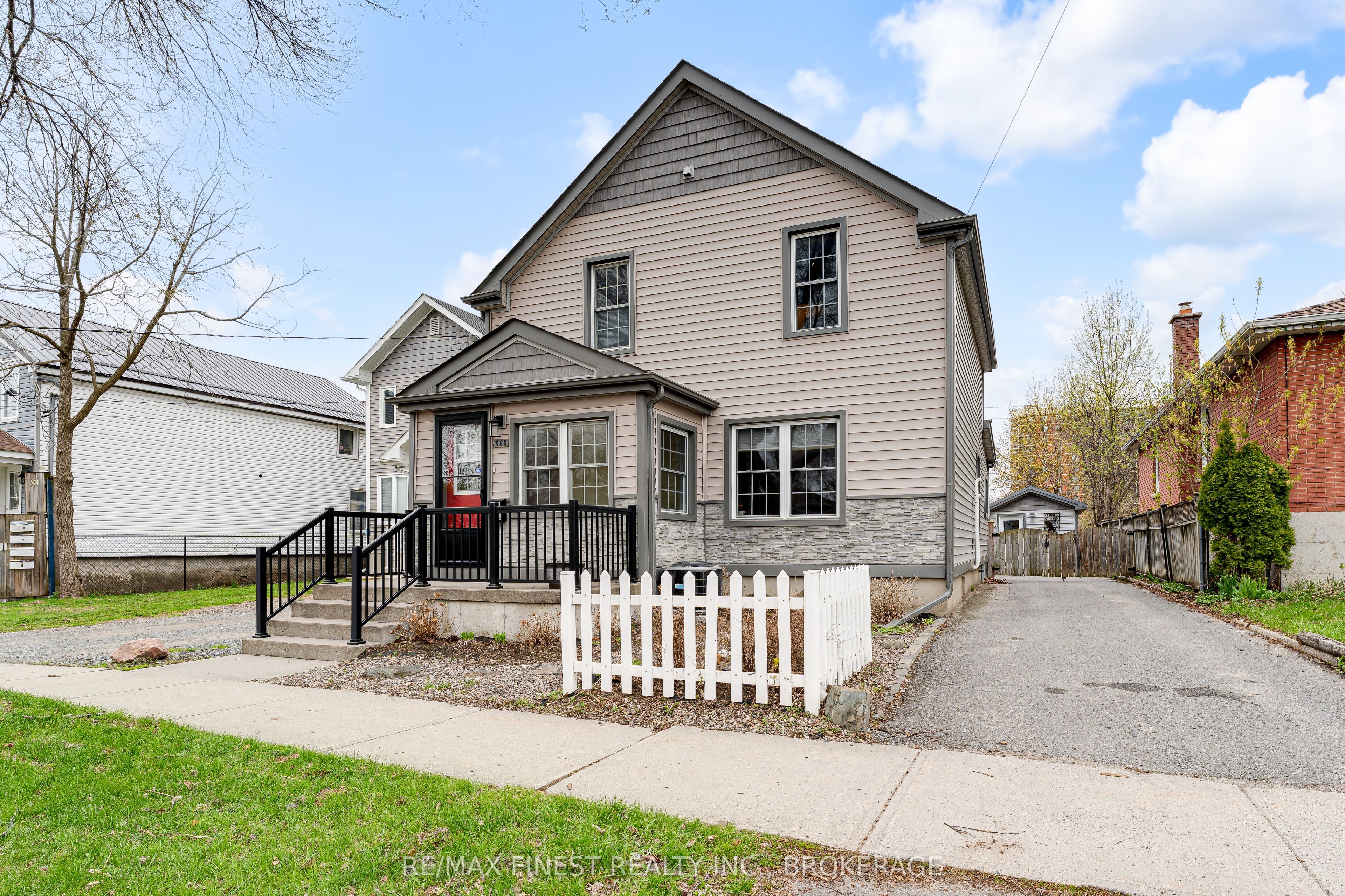 580 MacDonnell Street Property Photo 1