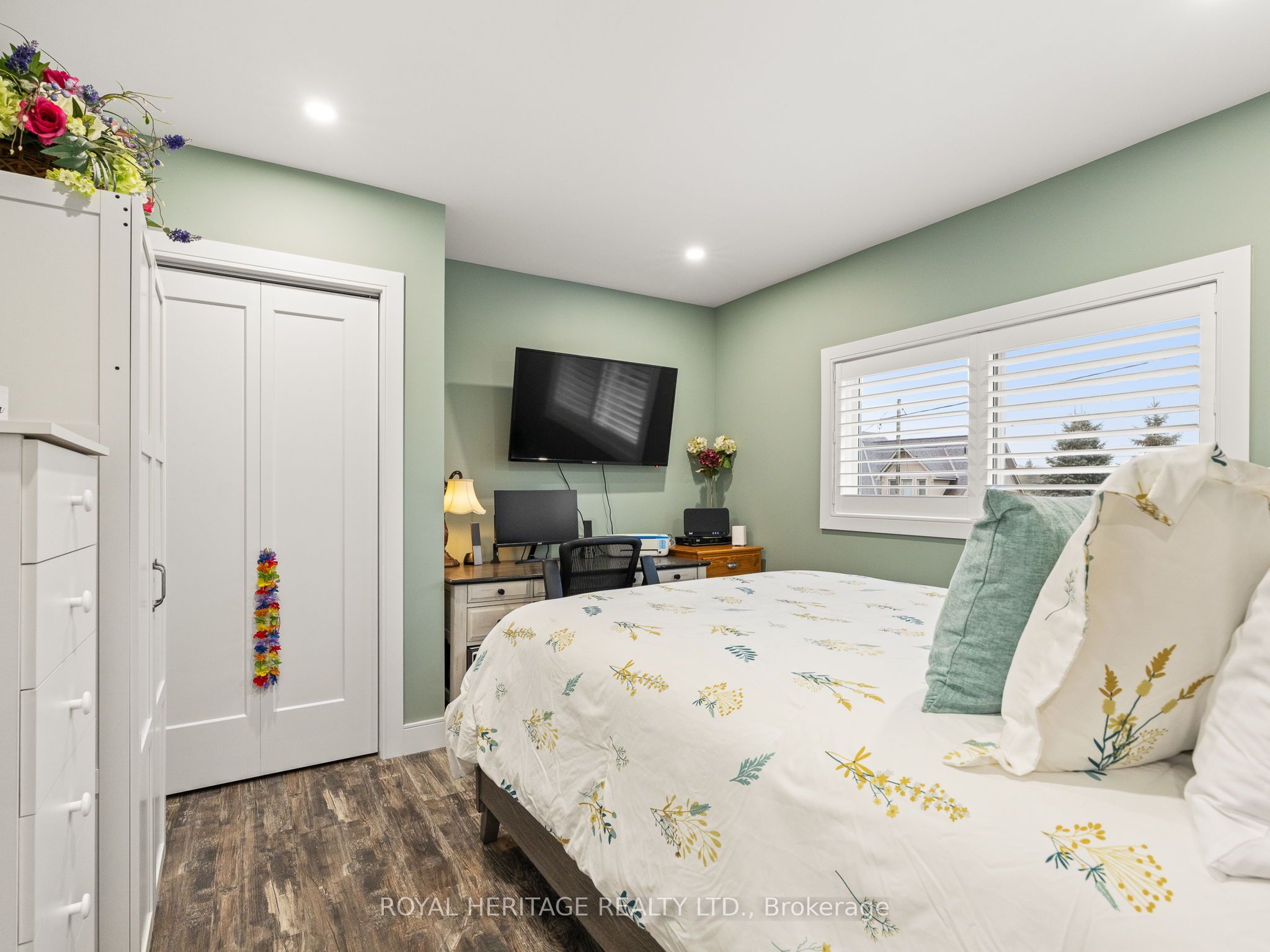 105 Front Street W Property Photo 23