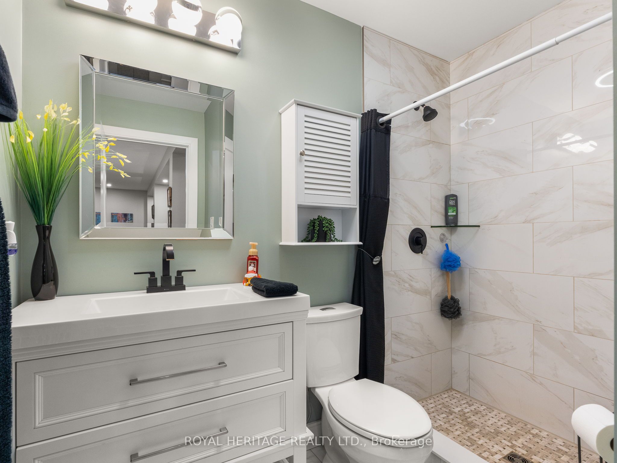 105 Front Street W Property Photo 25