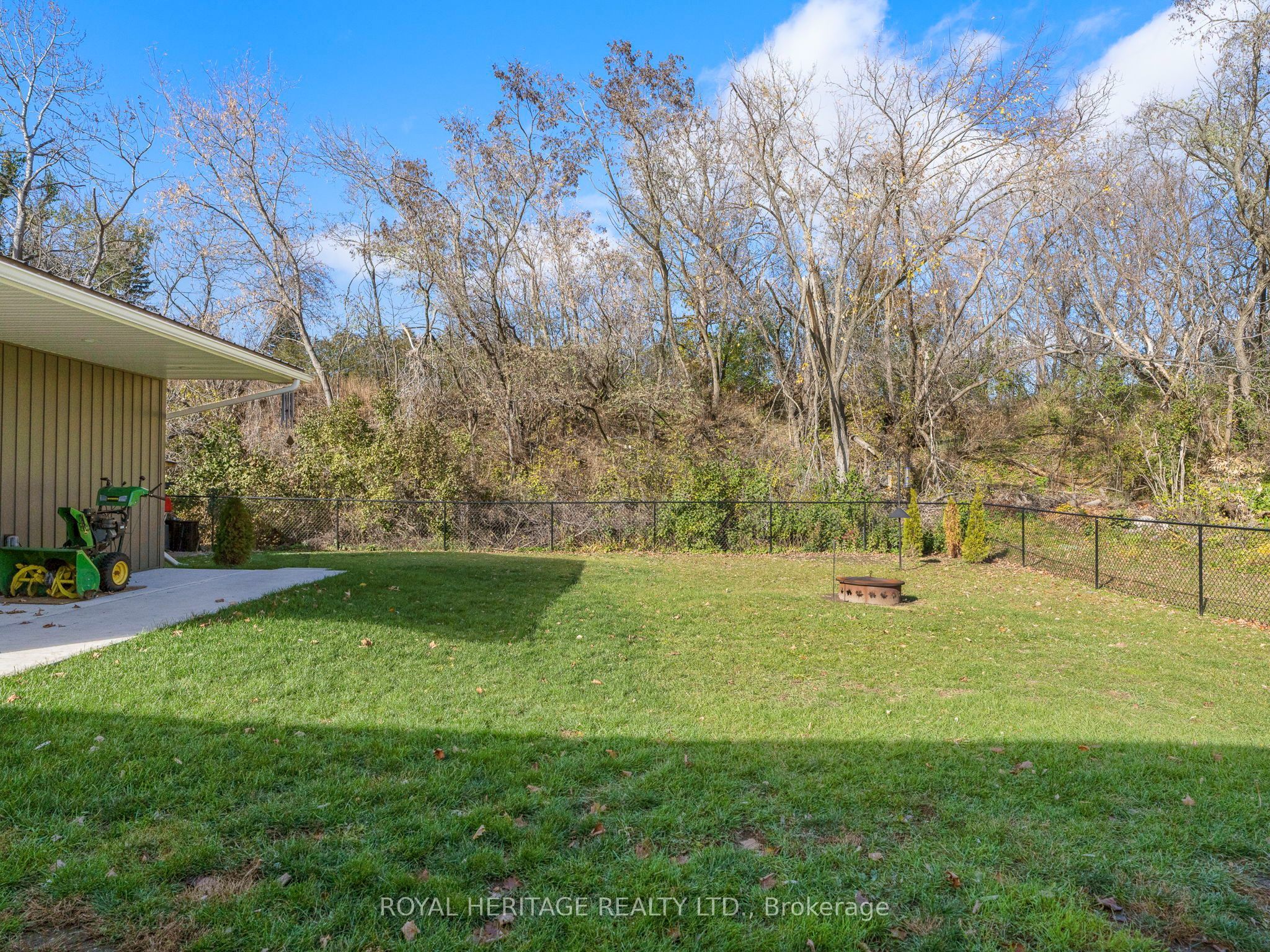 105 Front Street W Property Photo 33