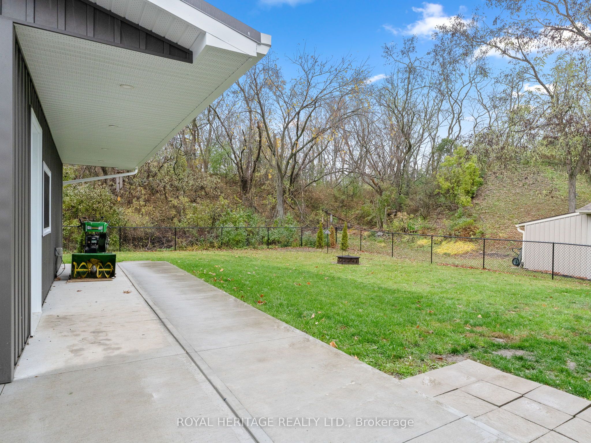 105 Front Street W Property Photo 45