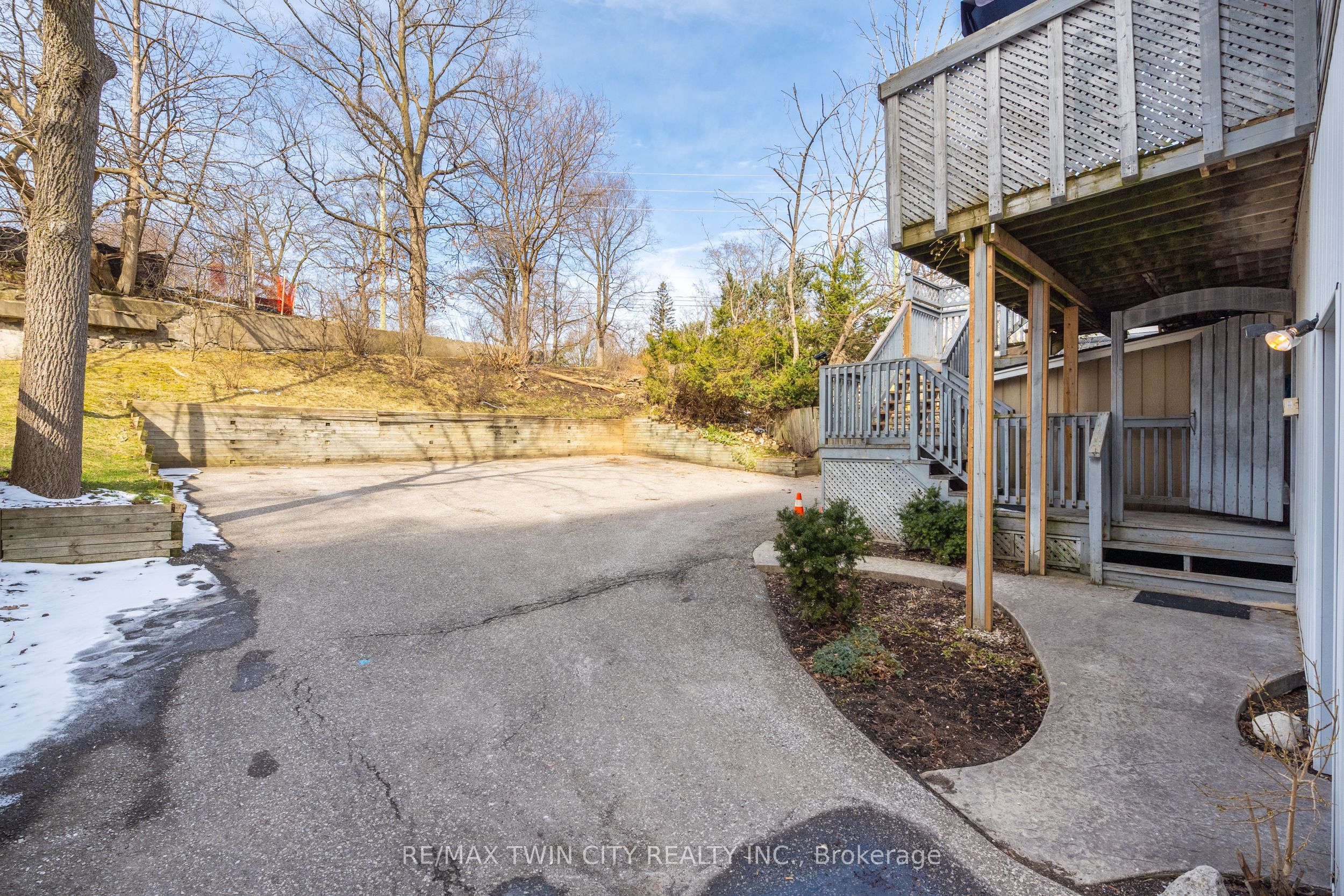 10 Glebe Street E Property Photo 18